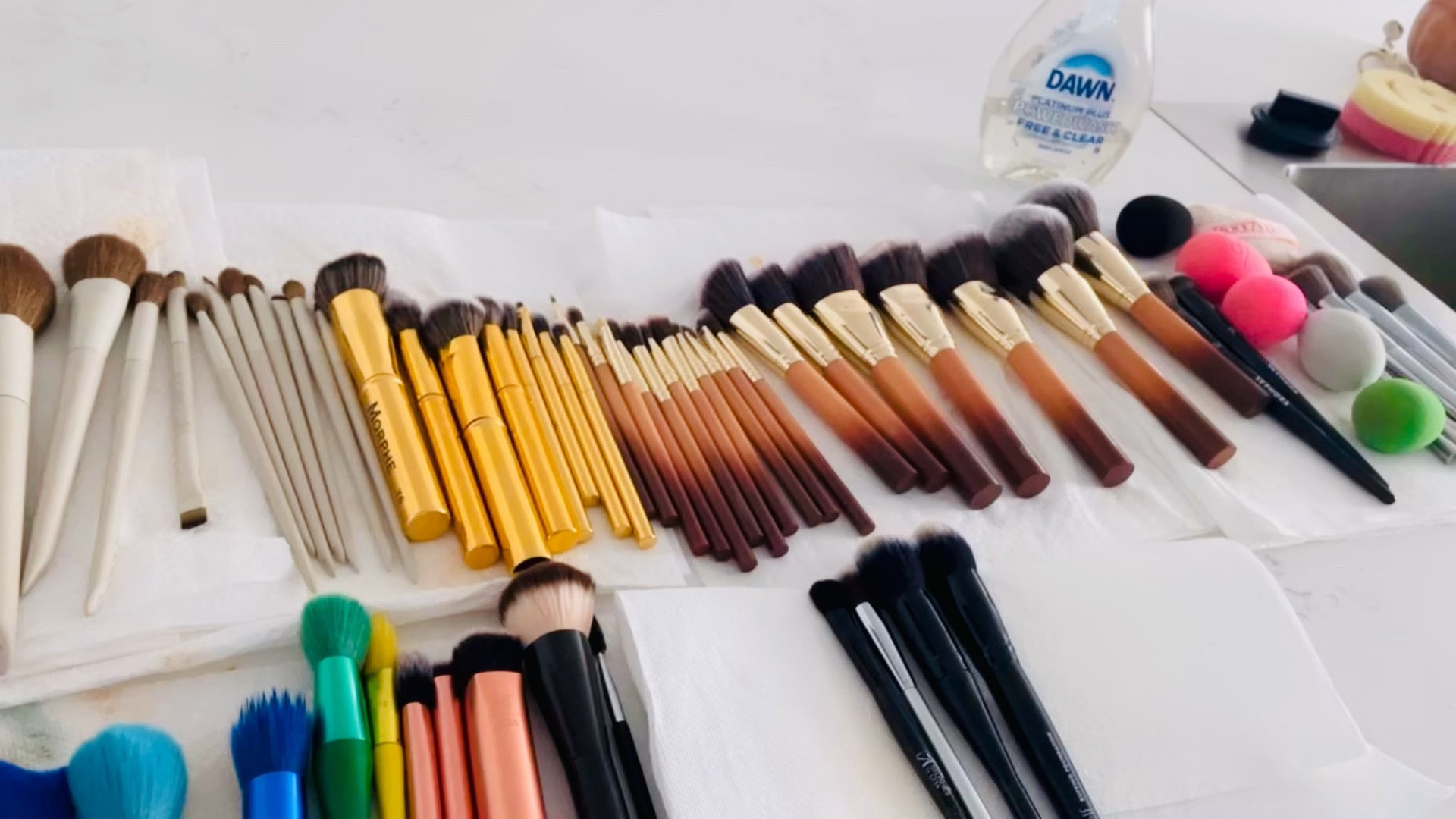 Clean Brushes ✅

#LTKBeauty #LTKVideo
