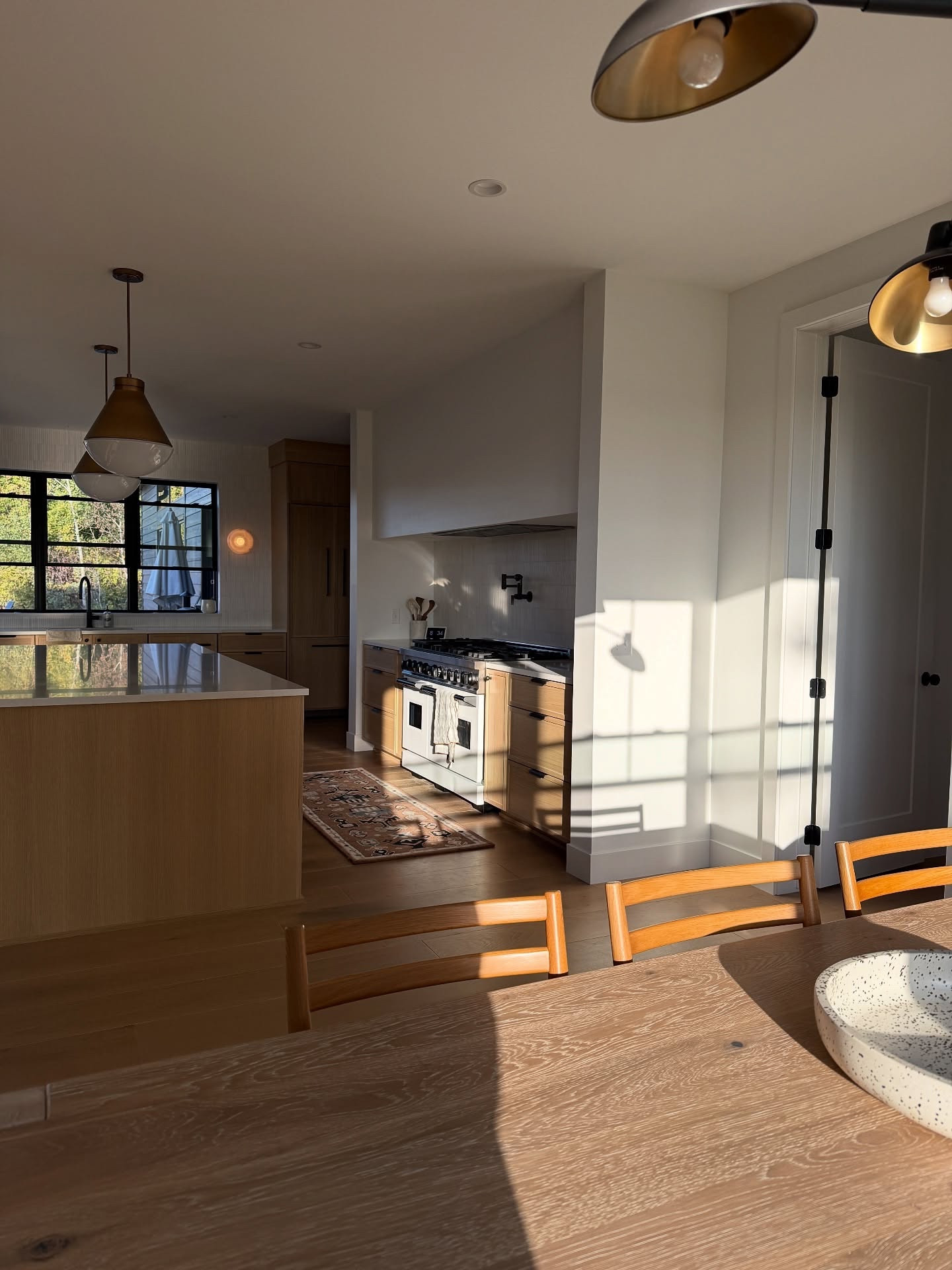 October scenes from our simplified home. Really enjoying the peaceful feeling of clear surfaces, less on the walls and an easy to manage home🤍