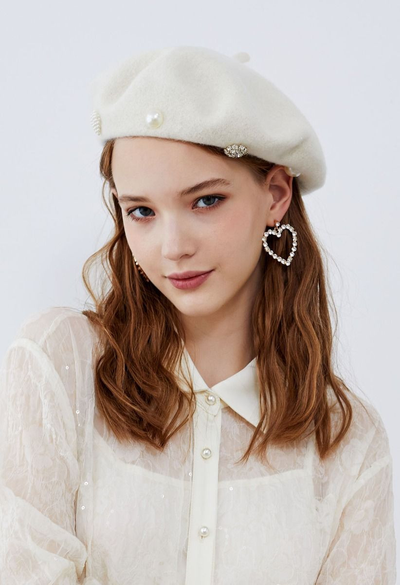 Perlenbeet mit Strassdekor in Creme | Chicwish