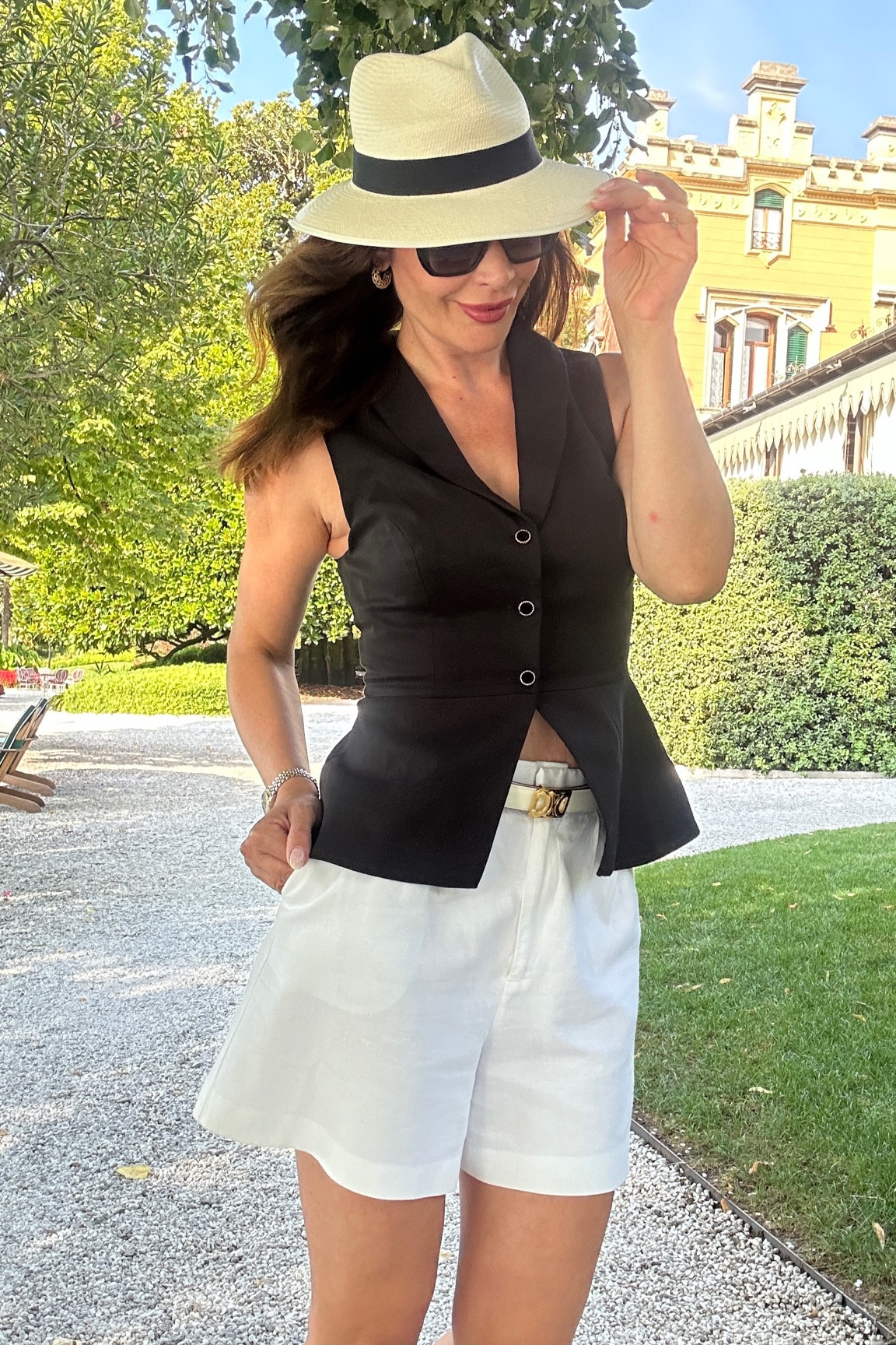 Black and white look for the end of summer. The black waistcoat is so versatile abs you can wear it easily with jeans throughout the fall 

#LTKeurope #LTKautumn #LTKworkwear