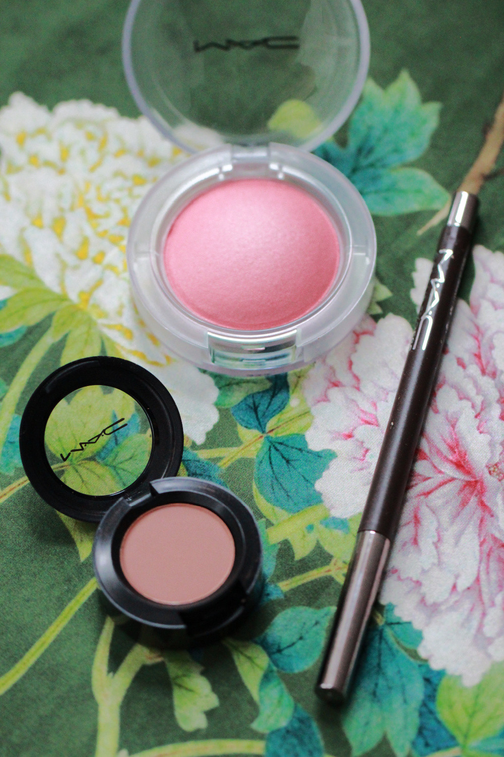 Trying these softer tones lately… a little pink, a little warmth, and it just brightens everything up in the prettiest way 💕
#makeuproutine #makeupfavorites #beautyessentials #dailybeauty
#pinkmakeu 

 #LTKdayinmylife #LTKgrwm #LTKootd