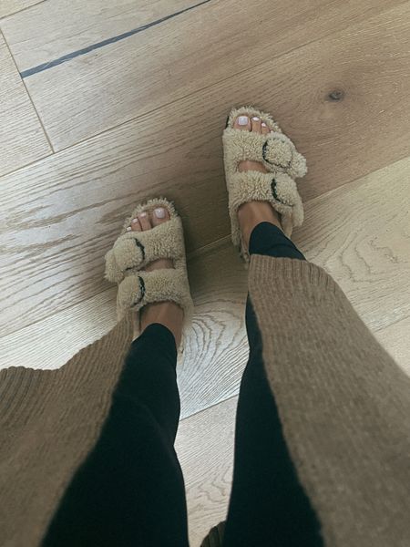 New cozy sandals 🥰 

#LTKshoecrush #LTKSeasonal #LTKHoliday
