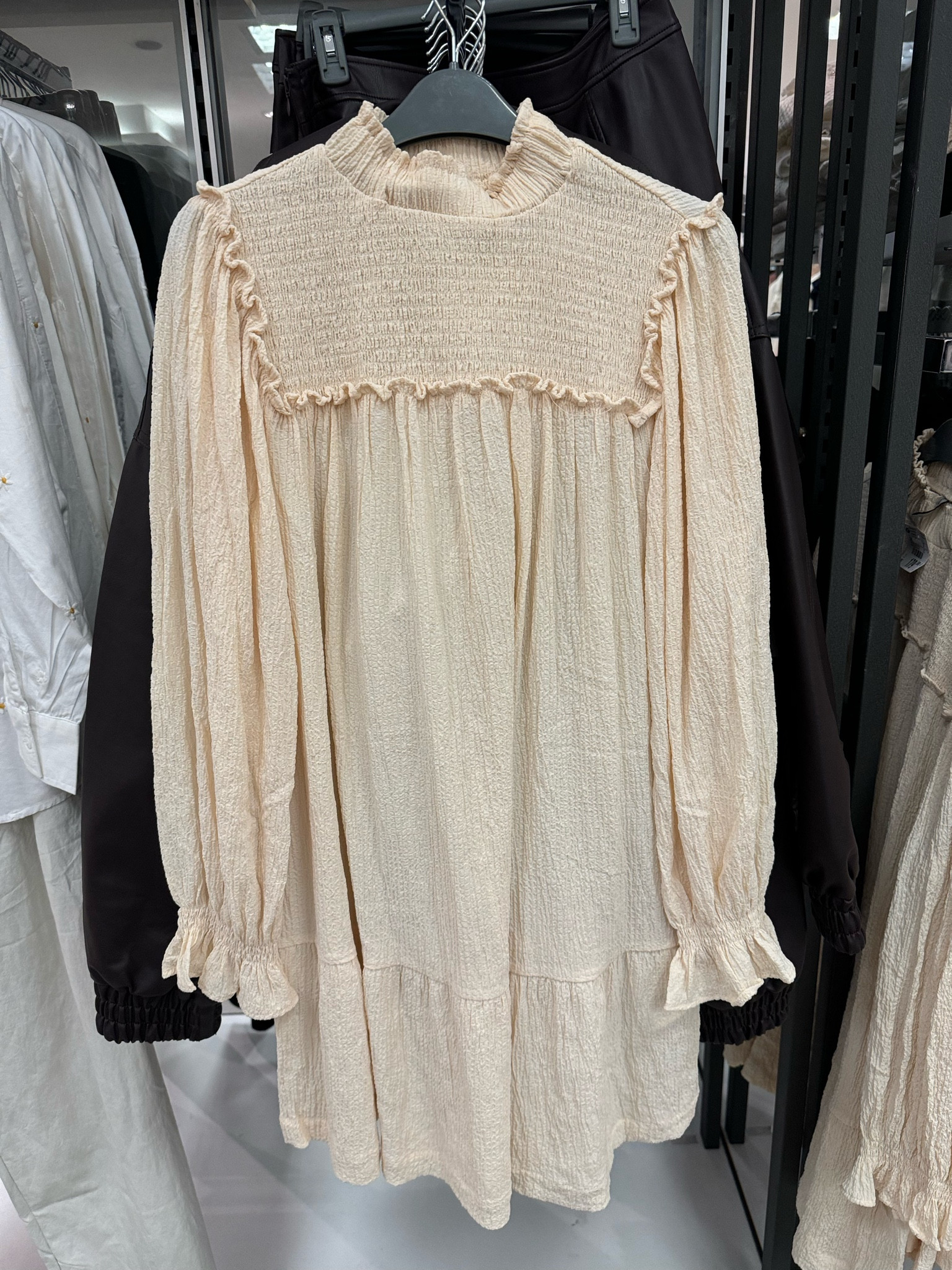 O vestido cor cru, com uma jaqueta de couro, meia calça e bota fica incrível para um dia de inverno. 


#LTKbrasil #LTKwinter #LTKtravel