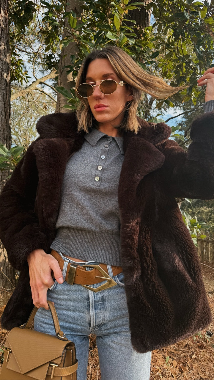 Faux fur, my favorite jeans, my favorite boots. Happy Friday!! ❤️

Comment WANT for links!