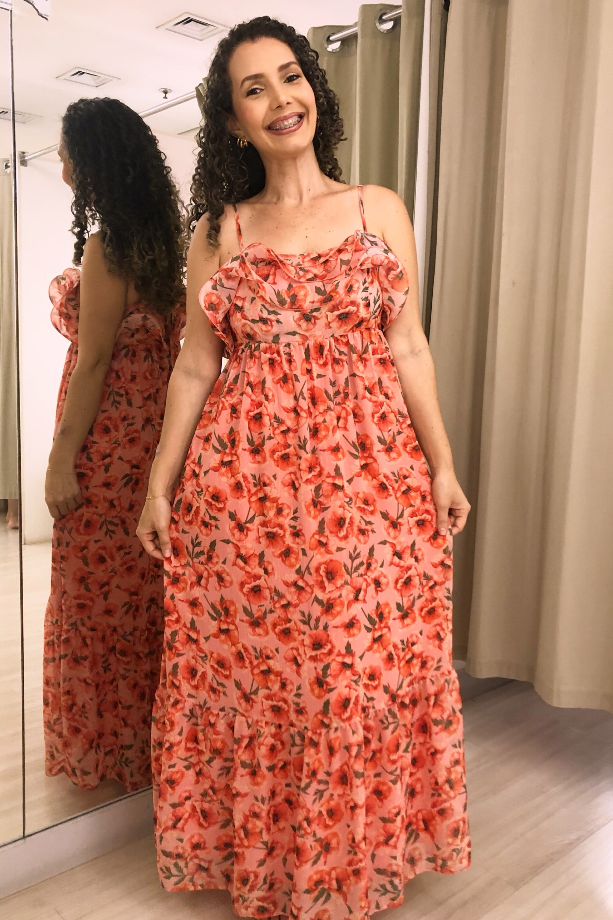 No provador de hoje escolhi esse vestido longo, fluido e estampado. Ele possui alças finas reguláveis, forro e amarrações nas costas. Tecido em chiffon e esse lindo detalhe no busto, os babados! Vestido ideal para quem possui estilo romântico! 😉

#LTKbrasil #LTKdicadeestilo