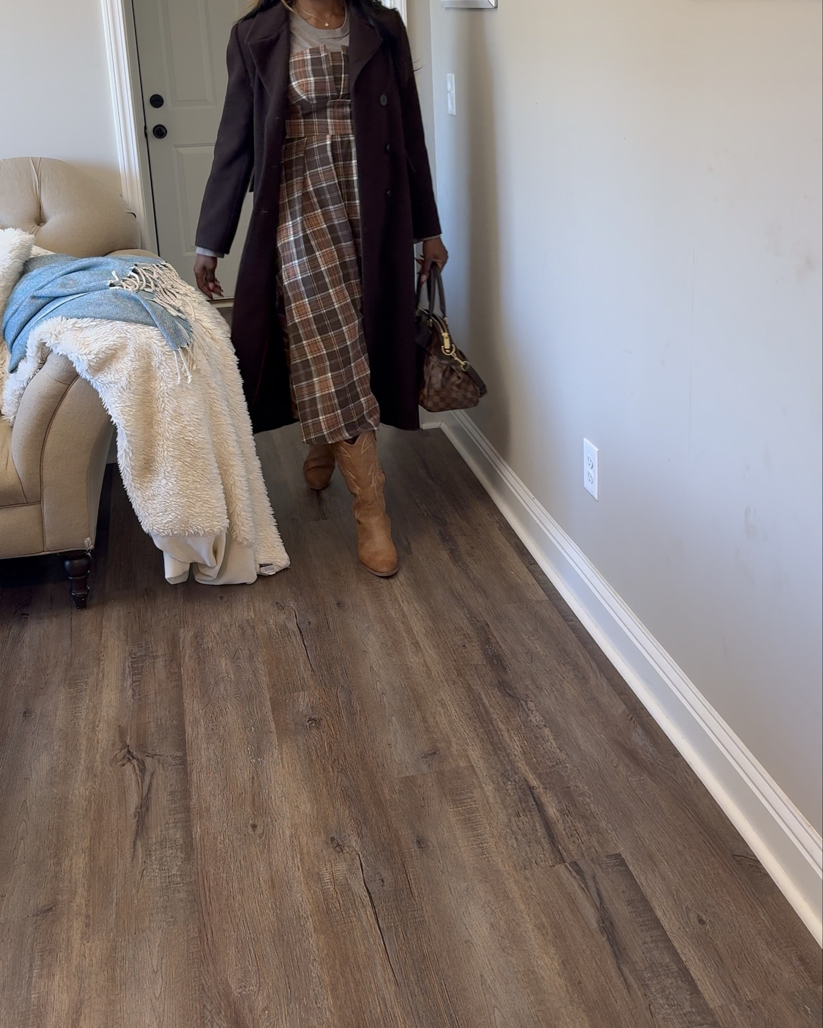 here for the plot twist: chocolate brown > butter yellow 🧈🍫 say less.

today’s look = effortless neutrals:
H&M chunky sweater + SHEIN slip dress + Amazon wrap coat, finished with my Louis Vuitton Trevi PM and tall boots. cozy meets polished—school run to coffee date to dinner, seamless.

tap to shop my look-alikes + save for inspo:
• similar ribbed knit (oversized, soft)
• satin slip (chocolate, midi)
• wrap coat (camel/chestnut)
• knee-high boots (block heel)
• pre-loved LV Trevi PM finds

color recipe: chocolate, caramel, cream, gold hardware. chef’s kiss 🤌🏾
which team are you on: #TeamChocolate or #TeamButter?

#LTKFinds #LTKFallFashion #LTKTrendAlert #LTKMomStyle #NeutralOutfits #BrownAesthetic #ChocolateBrown #AutumnOutfit #CountrysideChic #HMFinds #SHEINstyle #AmazonFashion #KneeHighBoots #DesignerBag #PrelovedDesigner #LouisVuittonTrevi #CozyChic #OutfitInspo #StyleForMoms #CapsuleWardrobe

chocolate brown outfit, fall neutrals, H&M sweater, SHEIN slip dress, Amazon wrap coat, Louis Vuitton Trevi PM, knee-high boots, mom style, countryside fashion, pre-loved designer bags, capsule fall looks.

#LTKGiftGuide #LTKStyleTip #LTKSeasonal