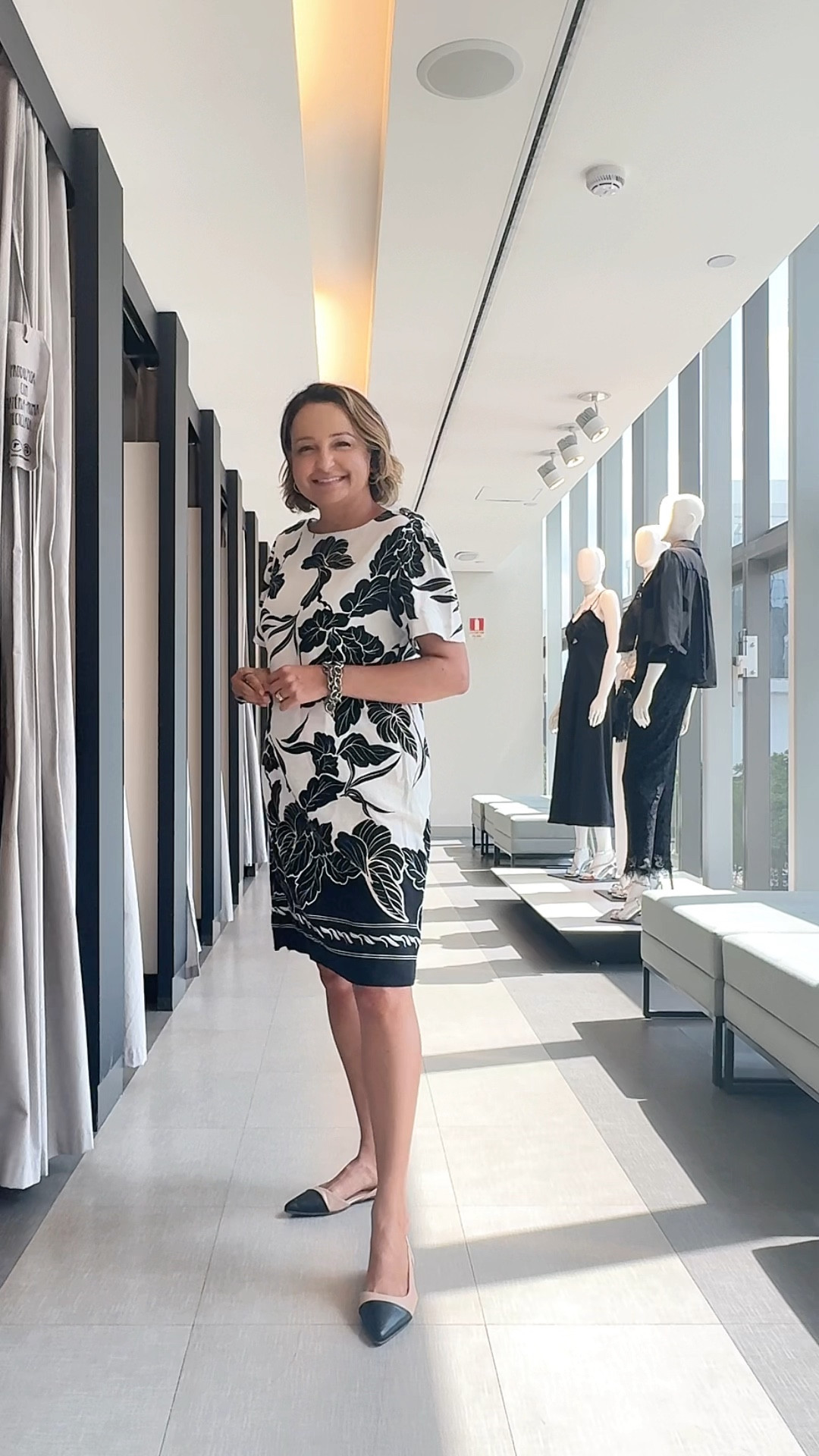 Inspiração de looks para você usar nas comemorações de final de ano! Qual o seu preferido, liso ou estampado? 

#looklindo #hojevouassim #dicasdeestilo #lookfeminino #lookinspiraçao #vestido
#lookfinaldeano #style #stylingvideo #outfit #NatalLTK #LTKGift

#LTKparties #LTKGiftGuide #LTKstyletip