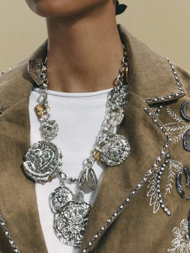 1Pc ZA Chunky Jewelry Light Luxury Style Carved Love Badge Pendant Necklace European And American Retro Asymmetrical Handmade Chain Splicing Collarbone Necklace | SHEIN