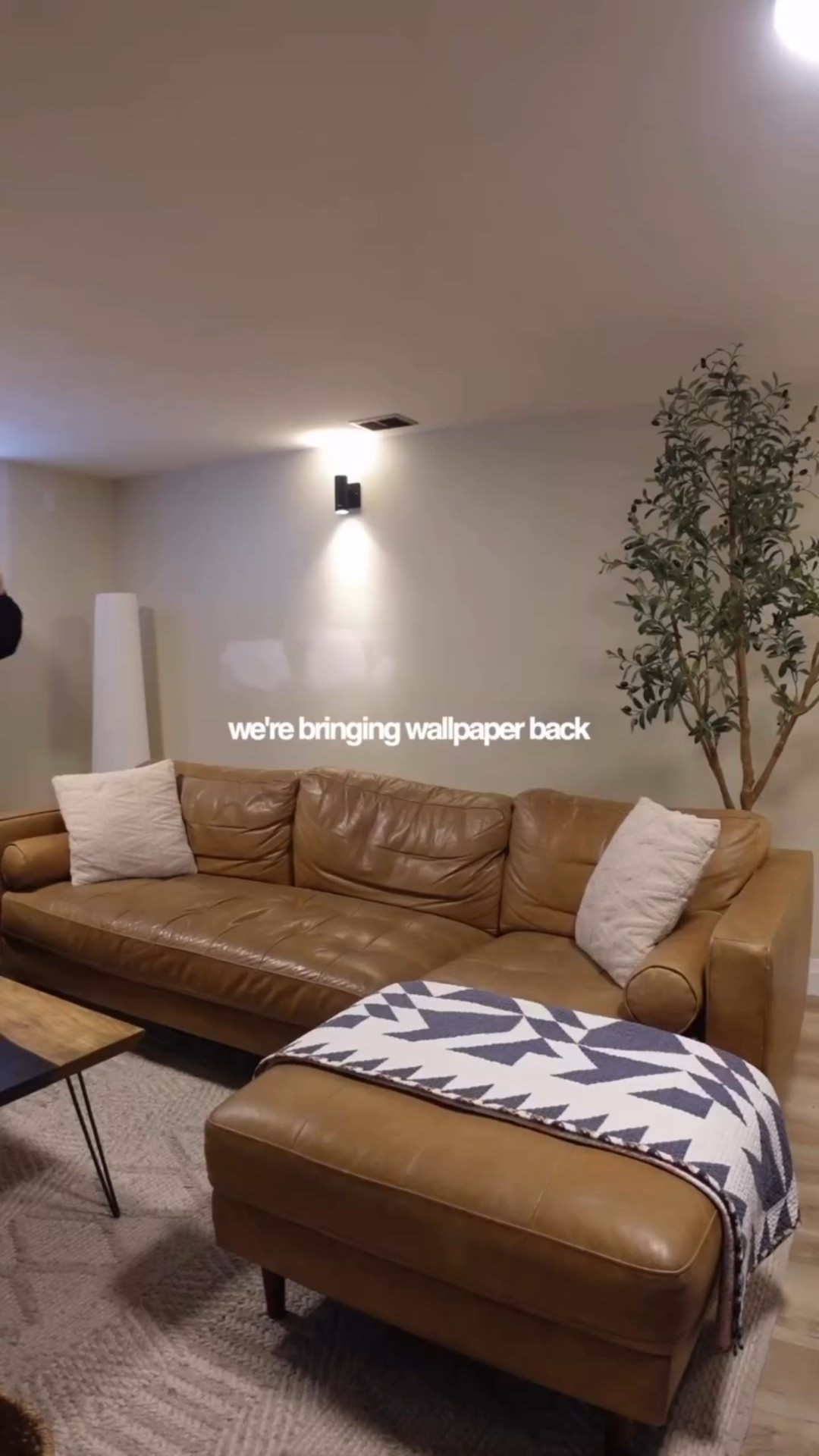 our first project of this year and I’m still not over it! 🤍 so cozy and homey, it feels like a completely different room now! can’t wait to give you a full room tour! ✨

we went with the pattern Colors in Motion - Beige from @photowall_sweden, and you can save 15% off with code JULI15. each wallpaper is custom made to fit your space, and they ship quickly, so we got this set up in no time 🫶 absolutely obsessed with this room transformation!

#photowallsweden