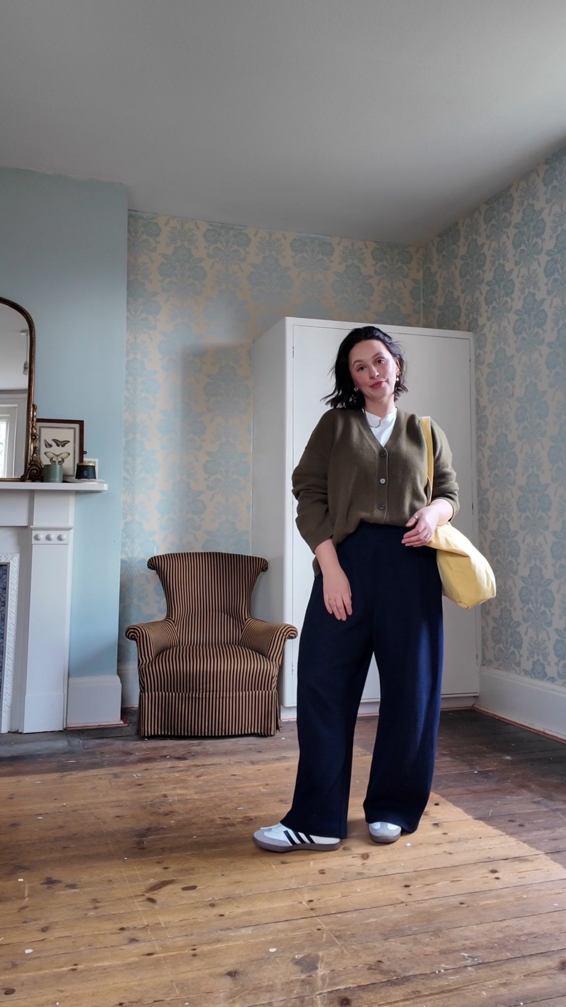 Midsize casual cardigan outfit 

Cashmere cardigan
Wool trousers 
Adidas trainers 
White t-shirt
Yellow tote bag 

#LTKmidsize #LTKeurope #LTKuk