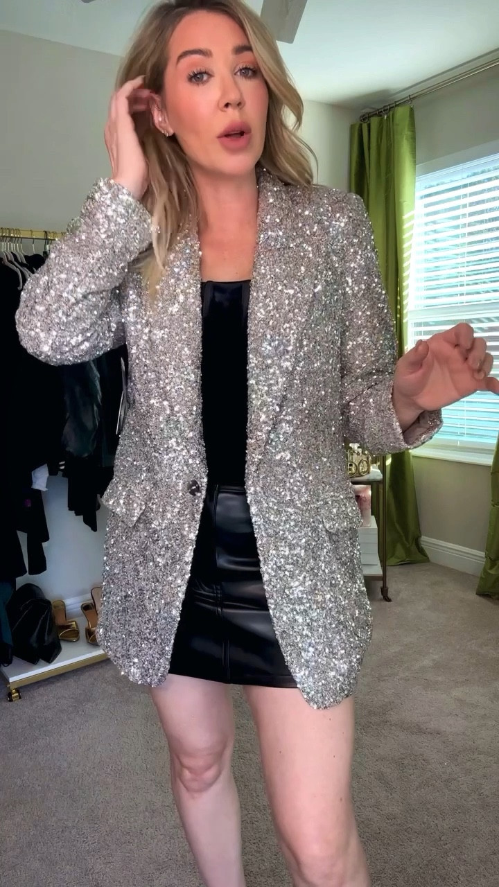 Wearing mediums

Sequin blazer, holiday look, Abercrombie, express, leather mini skirt

#LTKHoliday #LTKCyberWeek #LTKsalealert