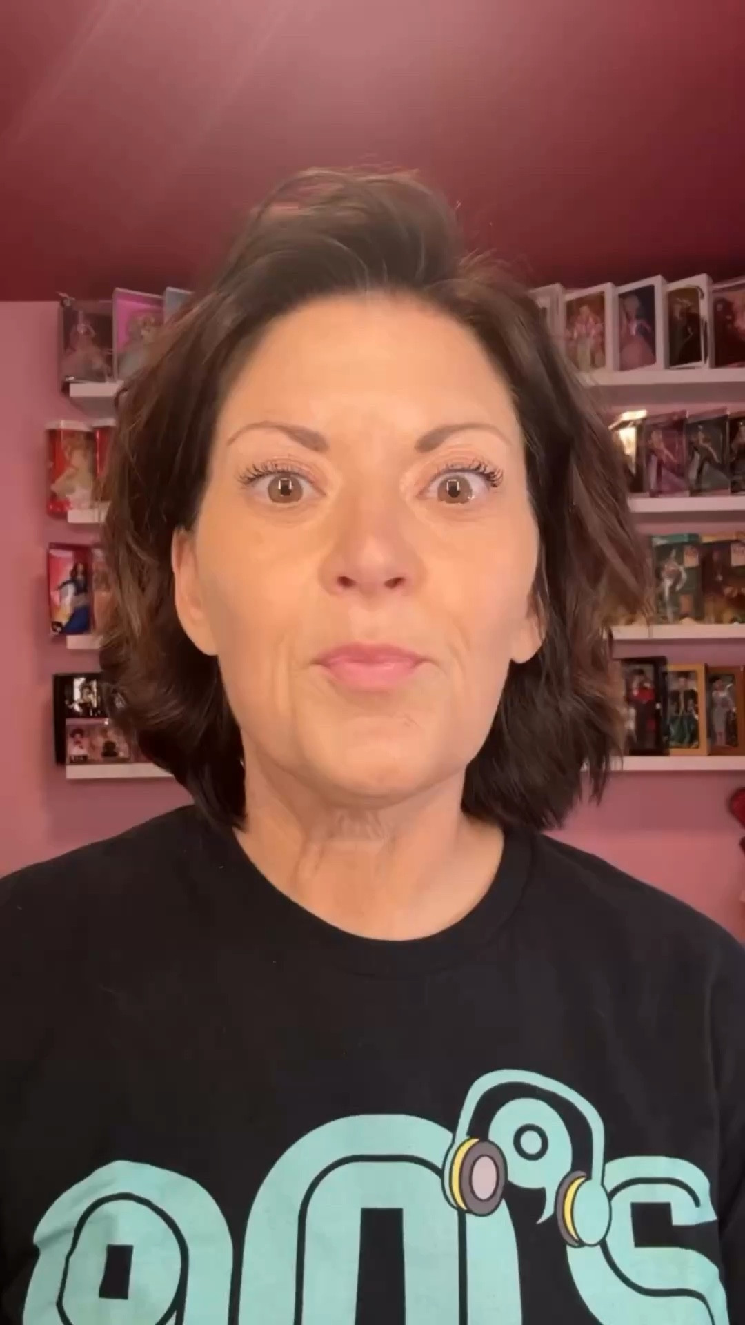 If you’ve noticed your jawline looking less defined lately… you’re not imagining it.

As we get into our late 30s and 40s, changes in skin, collagen, and even perimenopause can affect areas like the jawline and chin.

But here’s the good news — the right contour technique for mature skin can make a huge difference.

When done correctly, contour can:
✨ create the look of a more defined jawline
✨ minimize the appearance of jowls
✨ soften the look of a double chin
✨ add natural-looking structure back to your face

The key is using the right placement and blending so it enhances your features without looking harsh or heavy.

This is one of my favorite makeup tips for women over 40 because it’s quick, simple, and makes your whole face look more lifted.

Tell me… is contour something you feel confident doing, or does it still feel confusing? 👀

#doublechin #jowls #contourtutorial #contourhack #over40andfabulous