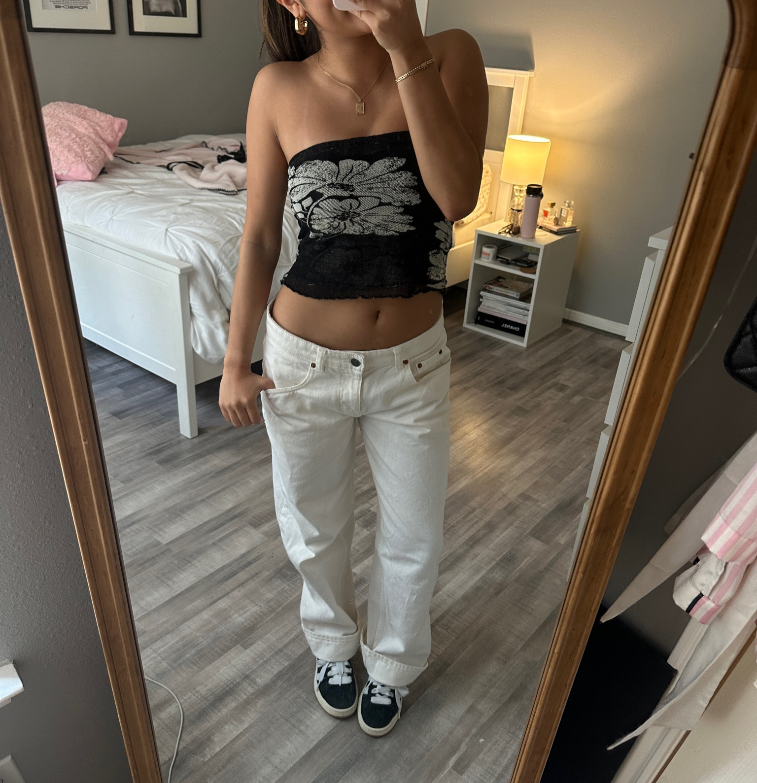 Black + white !!
Top- size xs
Jeans- motel rocks parallel jeans (linked similar ones)
Shoes- size men’s 4.5