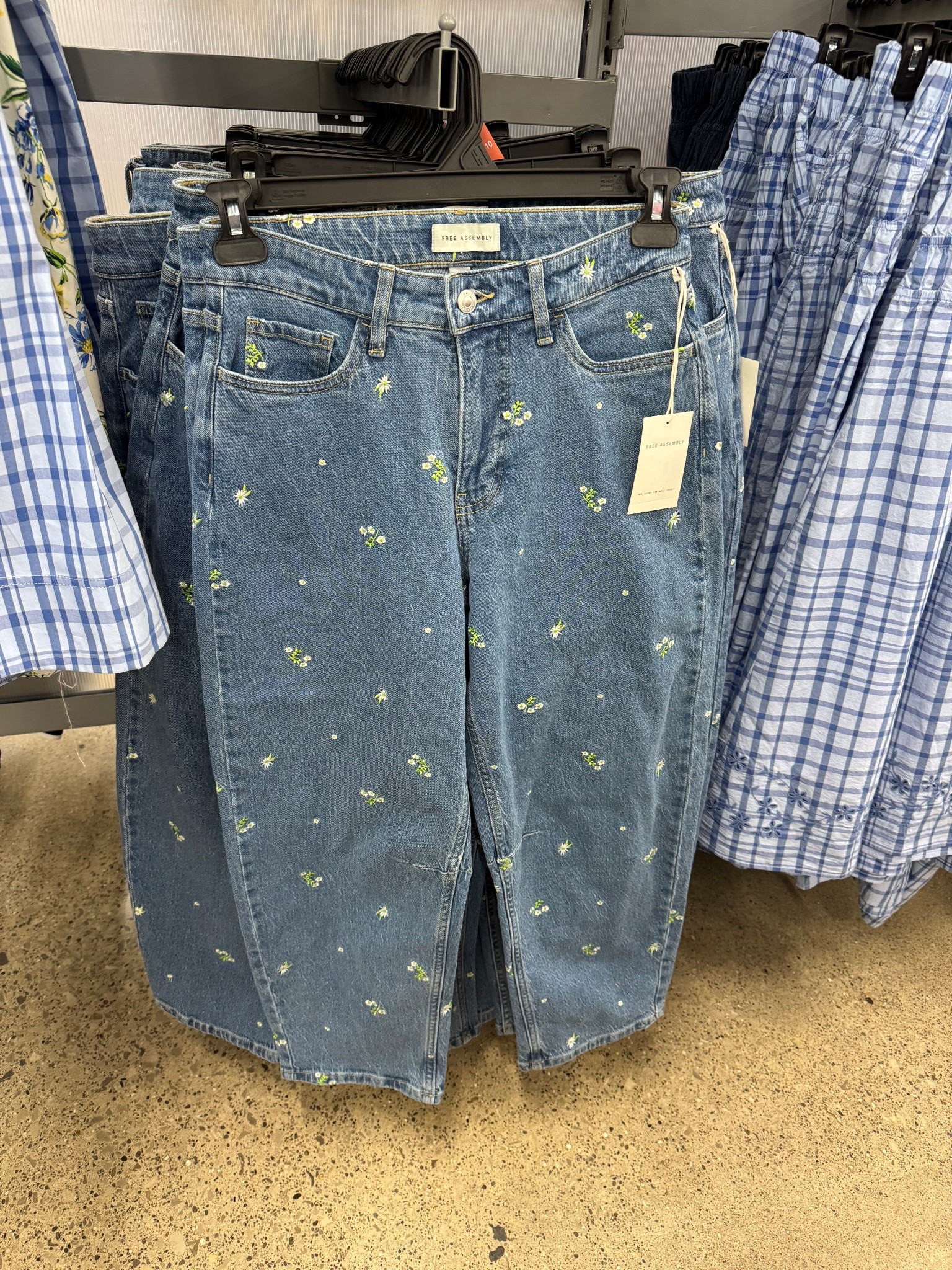 Walmart Free Assembly Women's and Women's Plus Embroidered Mid Rise Cropped Barrel Jeans, Sizes 0-26W

#LTKootd #LTKWorkwear #LTKSeasonal