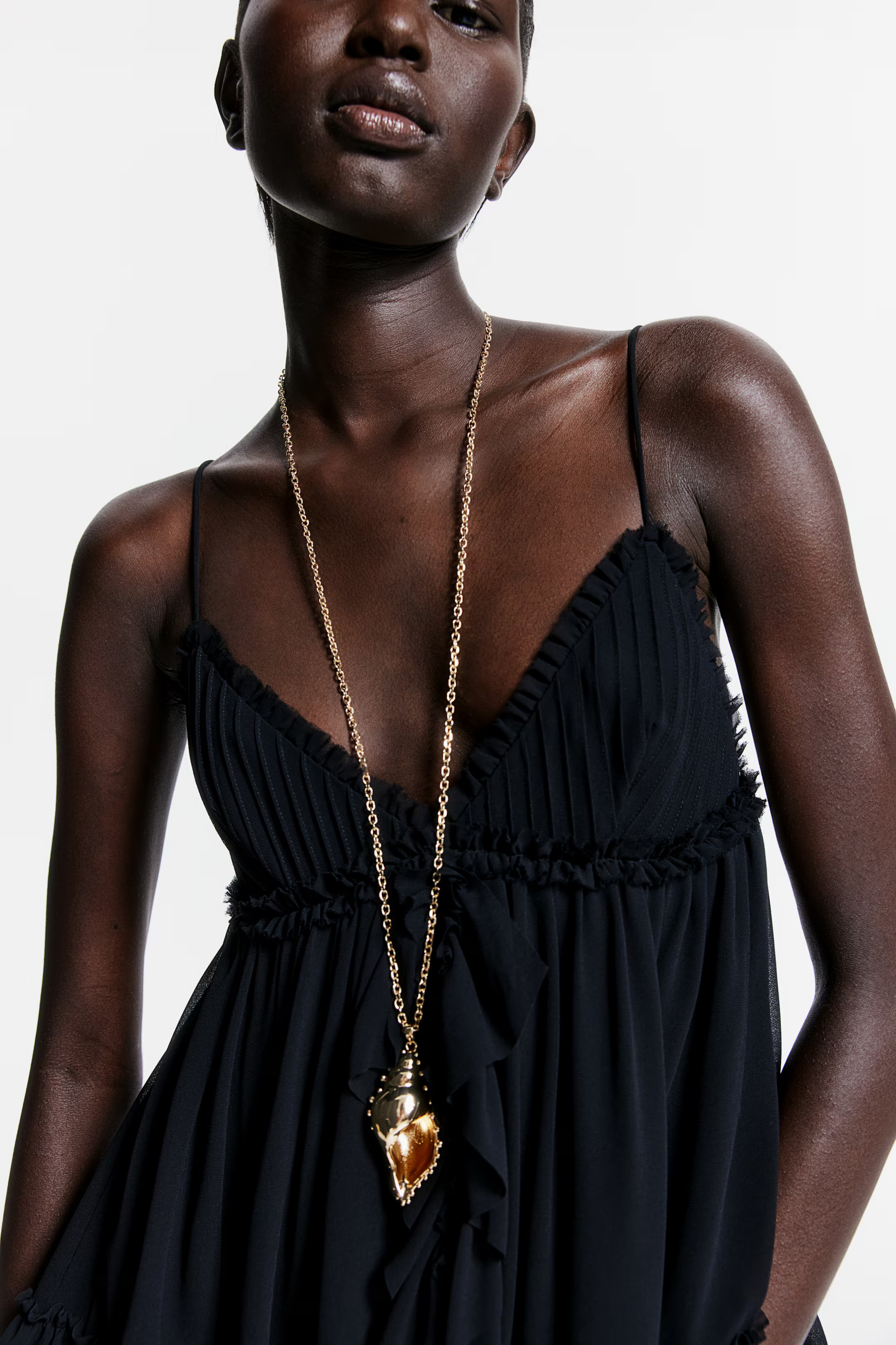 Seashell-pendant necklace | H&M (UK, MY, IN, SG, PH, TW, HK)