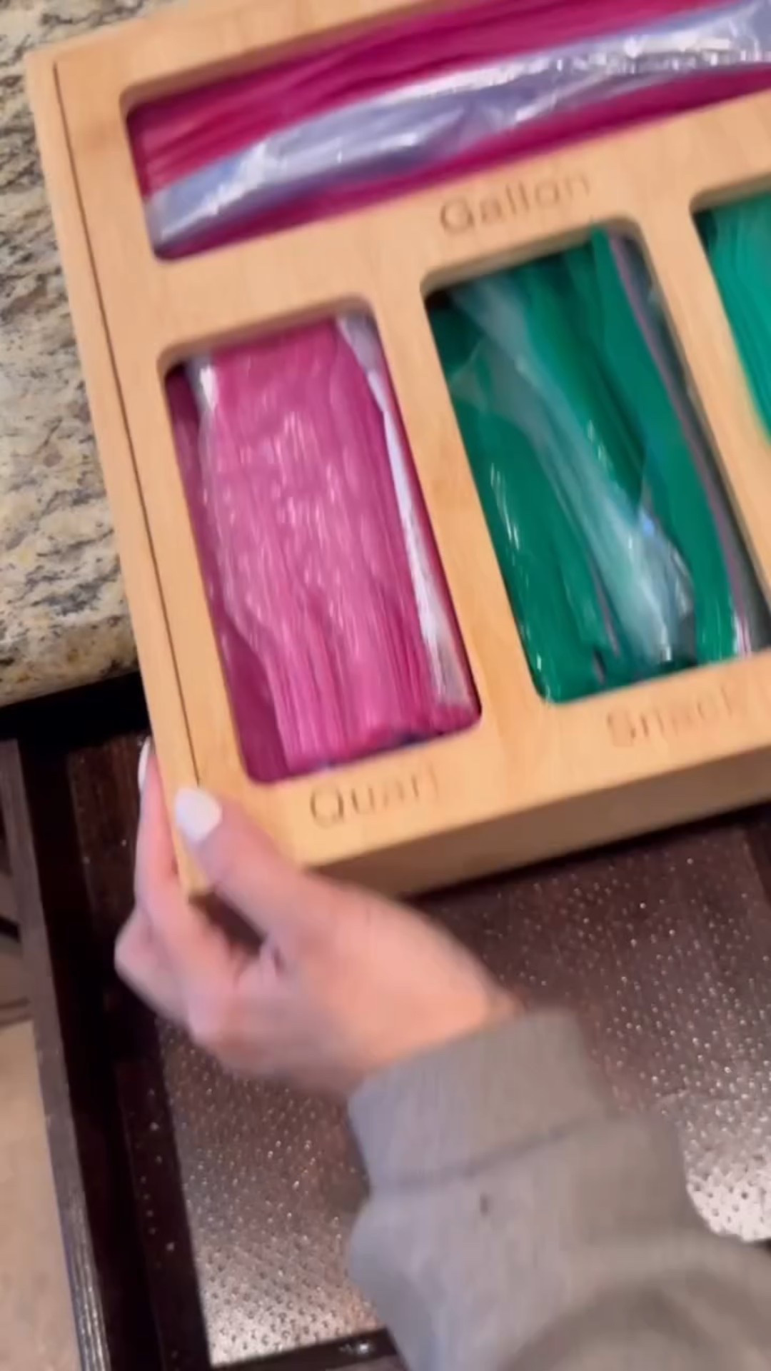 Organize different size storage bags with us in ASMR🤫✨

Comment 🔗 and we will dm you a link to the product🥰

#ASMR #organizedlife #inspo #trendy #explorepage✨ #organized