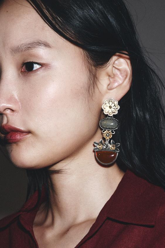 FLORAL RESIN PIECE EARRINGS | Zara US