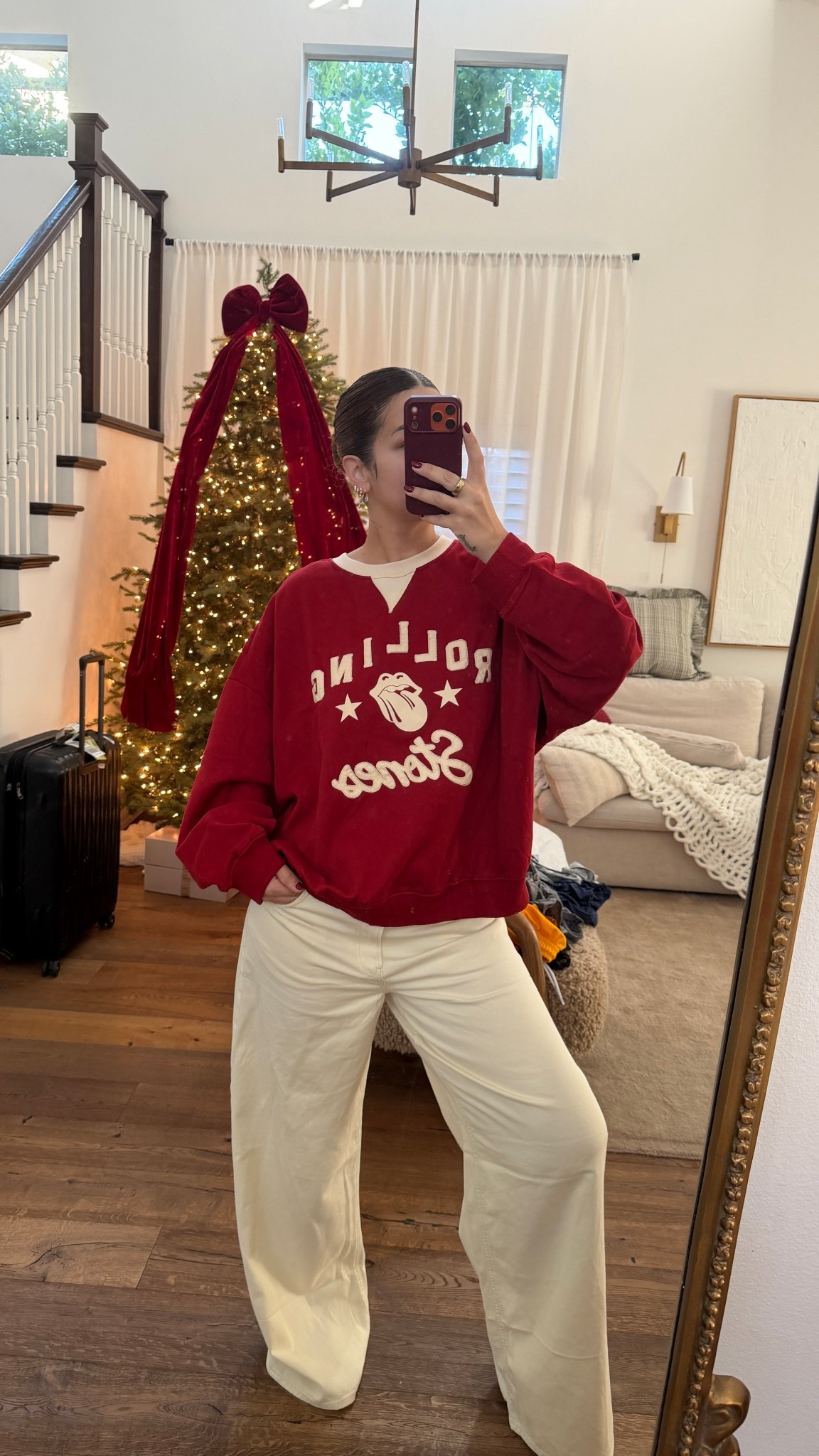 Sweatshirt size 4XL because that’s all they had in stock and I NEEDED it lol 
Pants size 33L but I could do a 32 