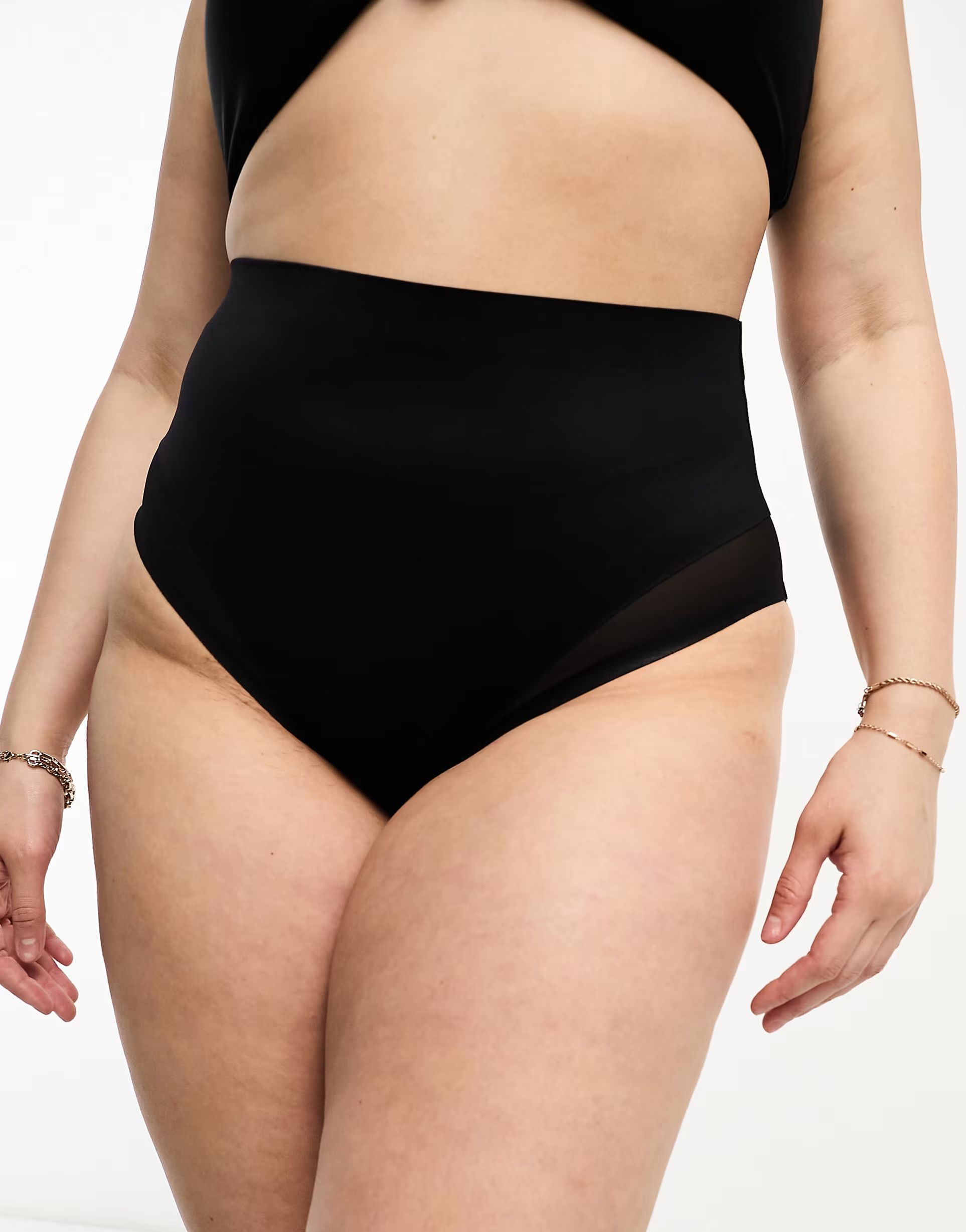 ASOS DESIGN Curve – Contouring – Slip in Schwarz mit mittlerem Halt, hohem Bund und Netzstoff... | ASOS (Global)