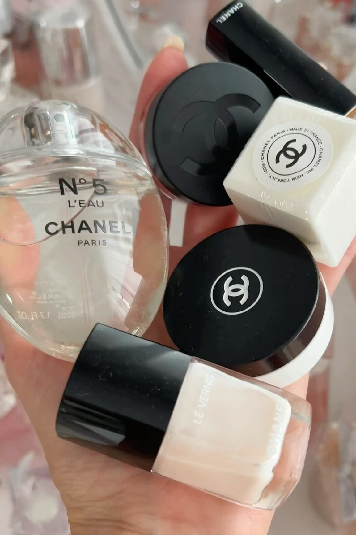 That girl must haves𐮛✨♡︎𒀯
Do you like @chanel.beauty ?

.

#chanel #chanellove #chanelbeauty #pinterestinspired #welove #welovecoco #coco #chanelperfume #perfume #luxury #lux#luxurylife #luxurybeauty #thatgirl #thatlife #pinterest #pin ect