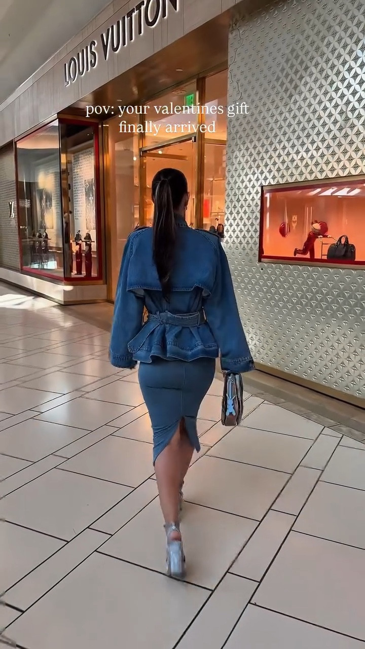 Close up of the print at the end 😍 I thought it was just pink leopard print until I got up close. I love a subtle branding 💕 what do you think of these shoes? #louisvuitton #luxuryshoes