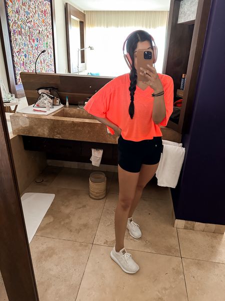 Vacation Workout look so I can hit the buffet after 🤪


Workout look, workout outfit, activewear, fp dupe, free people movement dupe, look alike, altar’s state, as revival, workout clothes, loose cropped tee, neon coral, boxy tee

#LTKfitness #LTKActive #LTKfindsunder50