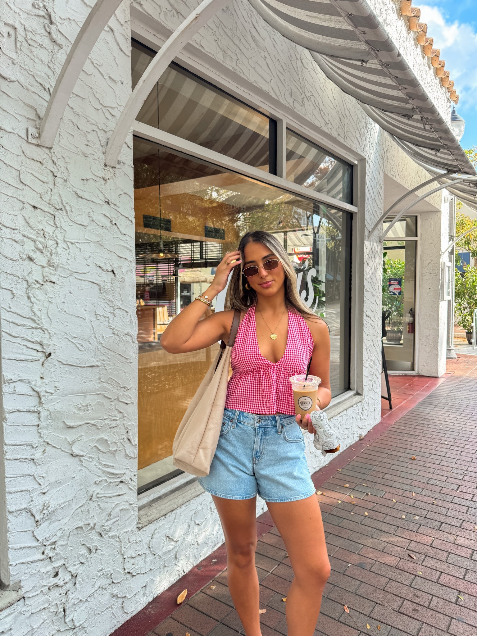 Size reference:
Wearing a US 4 in top 
Shorts in a 25 