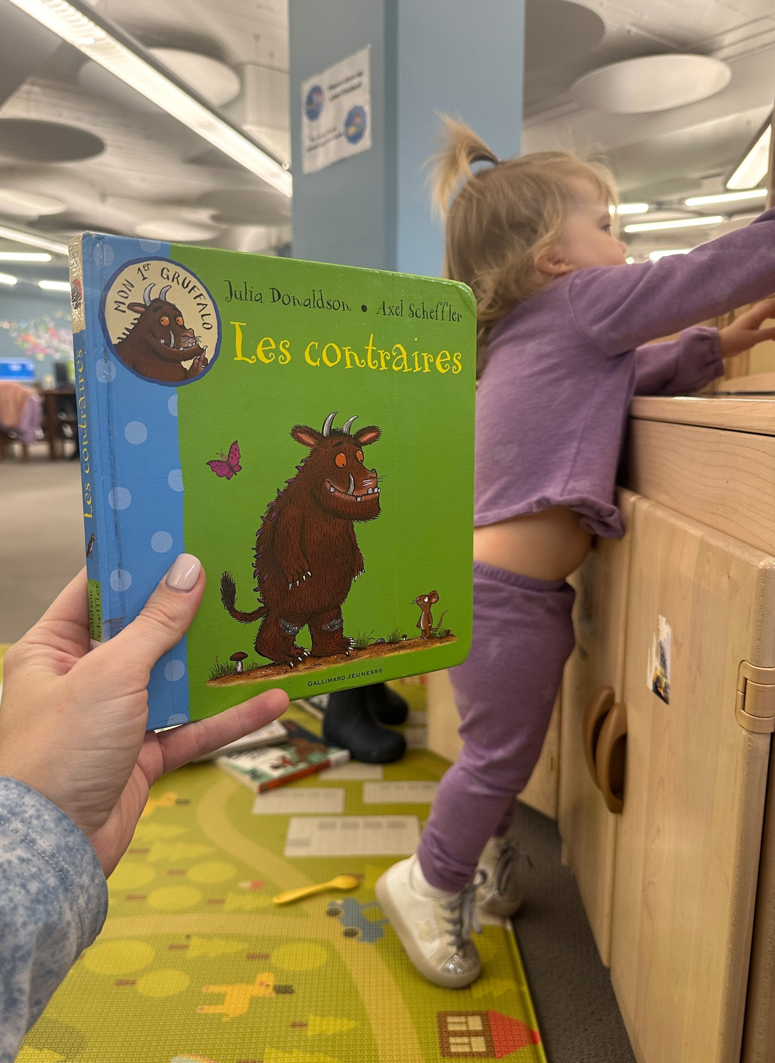 Our morning at the library with the #Gruffalo in French! 