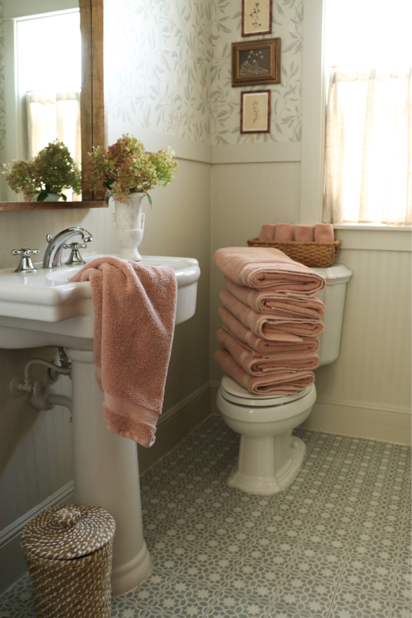 There’s nothing quite like beginning the weekend with fresh, fluffy towels! These organic cotton towels from @delarahomeshop are just what I’ve been looking for. The Rose Dust color, from their Feather Rose collection, is the perfect dusty pink and goes beautifully with my wallpaper. They’re soft, absorbent, and dry quickly, too.
#delarapartner #delarahome #organiccotton #bathroomessentials #organichome


#LTKHome
