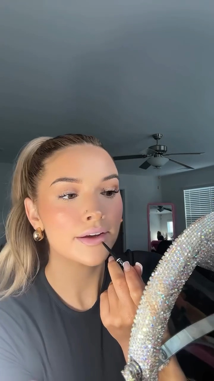 my favorite nude lip combo 💖 product details below! 

Nyx eyebrow pencil- chocolate @nyxcosmetics 
Charlotte Tilbury- Iconic Nude Lip Liner @charlottetilbury 
Lipstick- @charlottetilbury "KKW" Lipstick 
Lipgloss- Buxom "Kimberly" @buxomcosmetics 

#lipcombo #lipcombotutorial