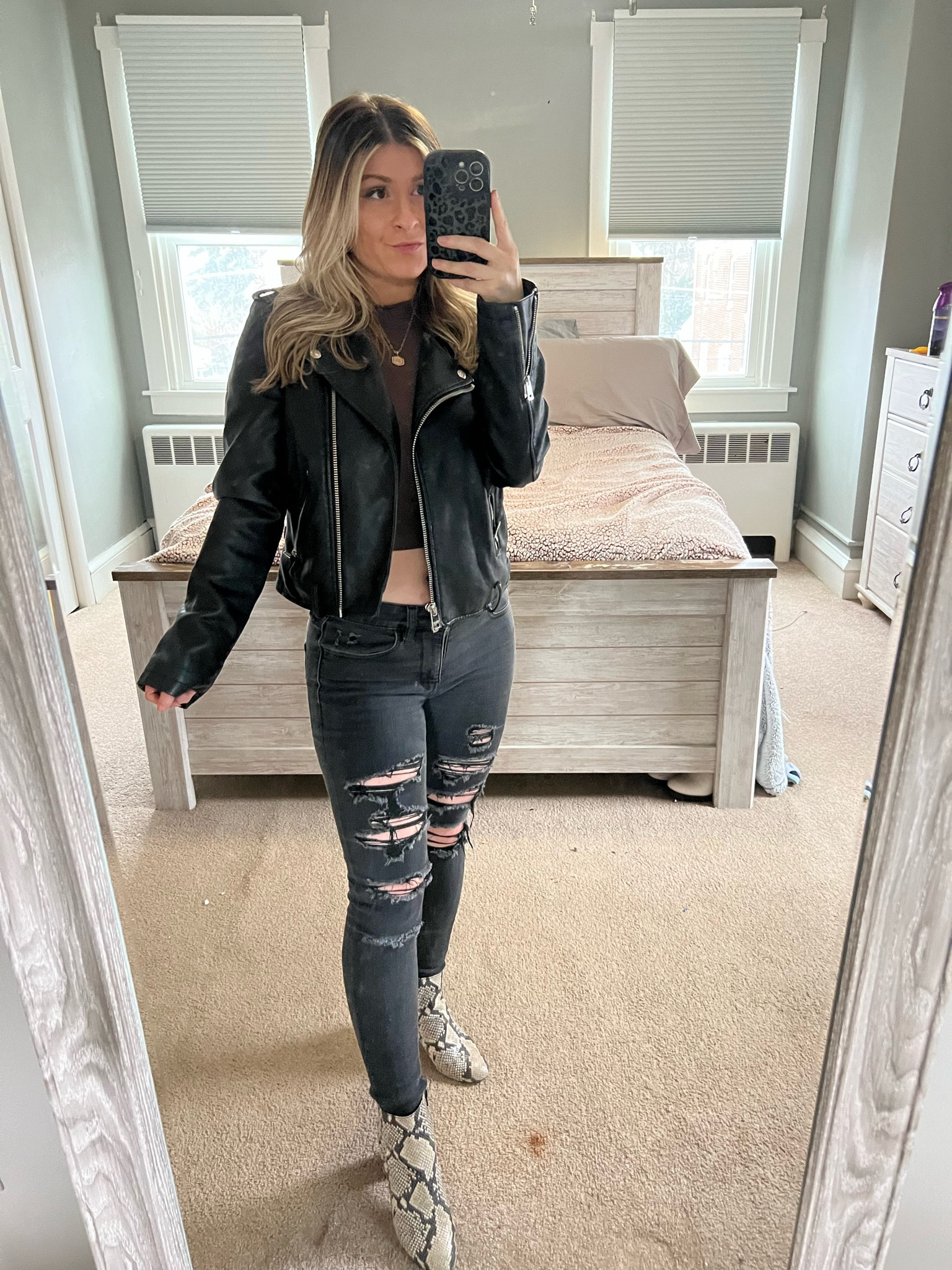 Staple pieces 

Leather jacket
Booties
Crop top 
Ripped jeans