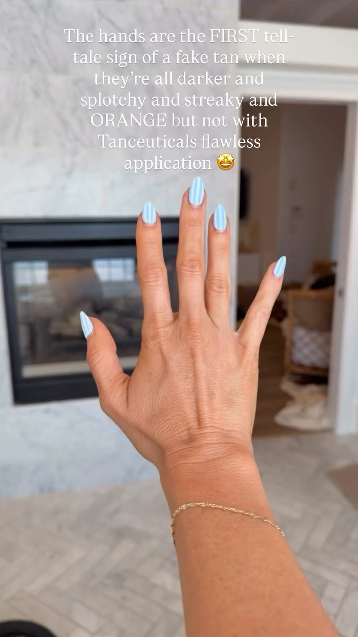 The hands are the FIRST tell-tale sign of a fake tan when they’re all darker and splotchy and streaky and ORANGE but not with Tanceuticals flawless application 🤩