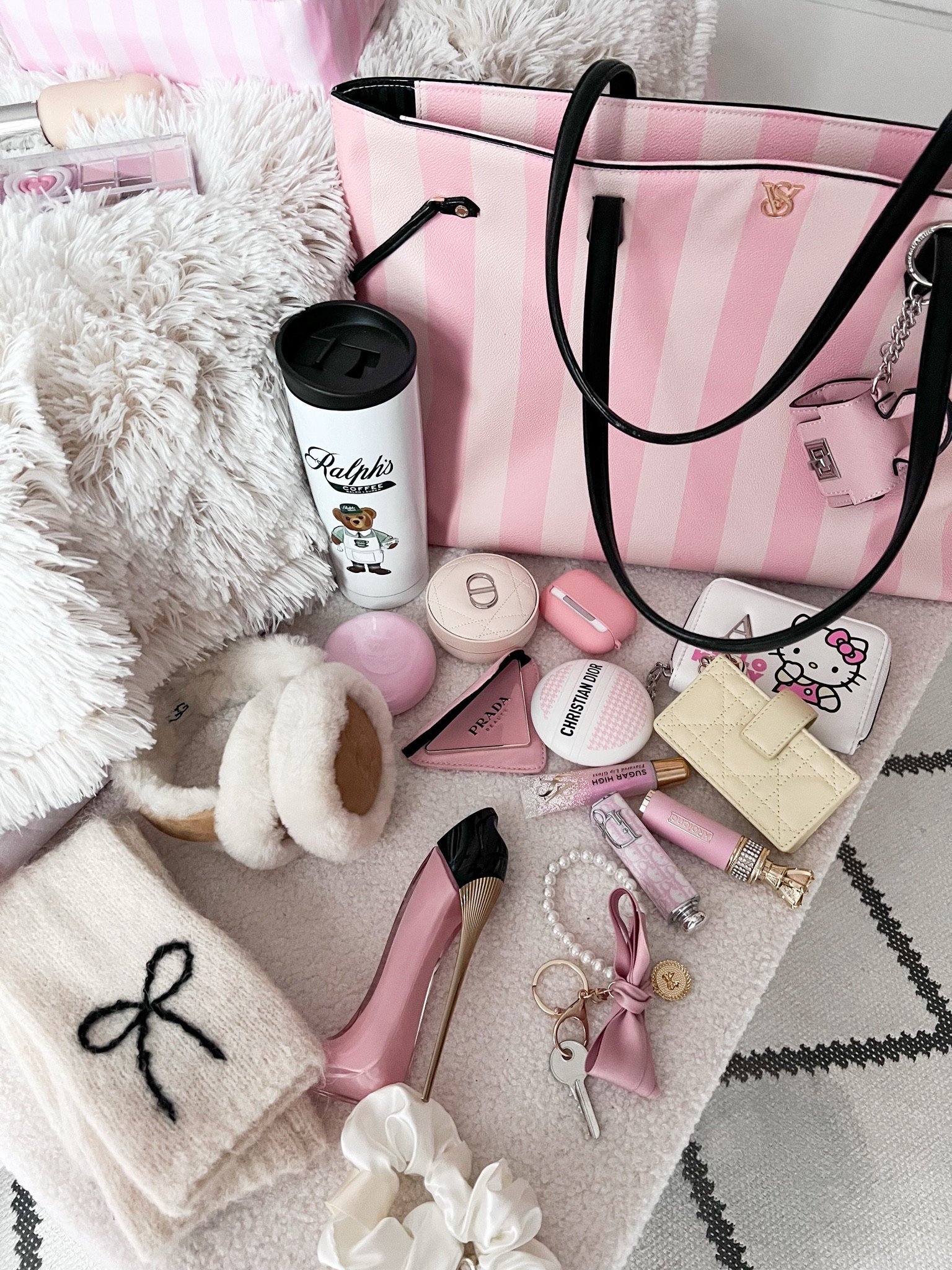 What’s in my @victoriasecret tote 💼 
#giftguide#xmas#gift#gifts#giftseason}girly#prezent#geschenke

#LTKGiftGuide #LTKSeasonal #LTKHoliday