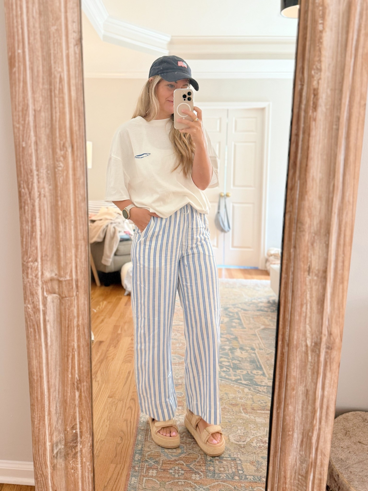 Easy travel style. Wearing a Medium shirt and XS trousers. 