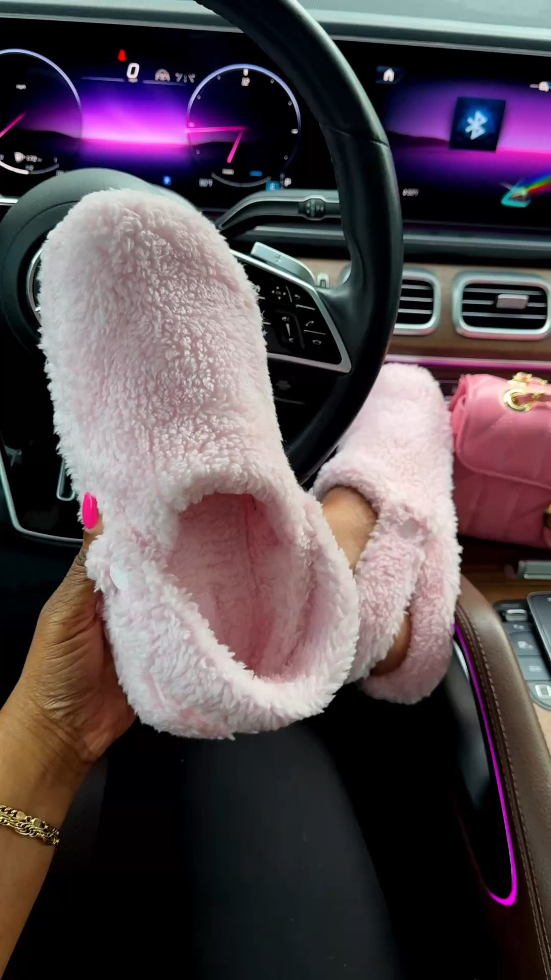 Classic Cozy Crocs! 😍 Definitely a must have for Fall & Winter. Put these on your wish list.