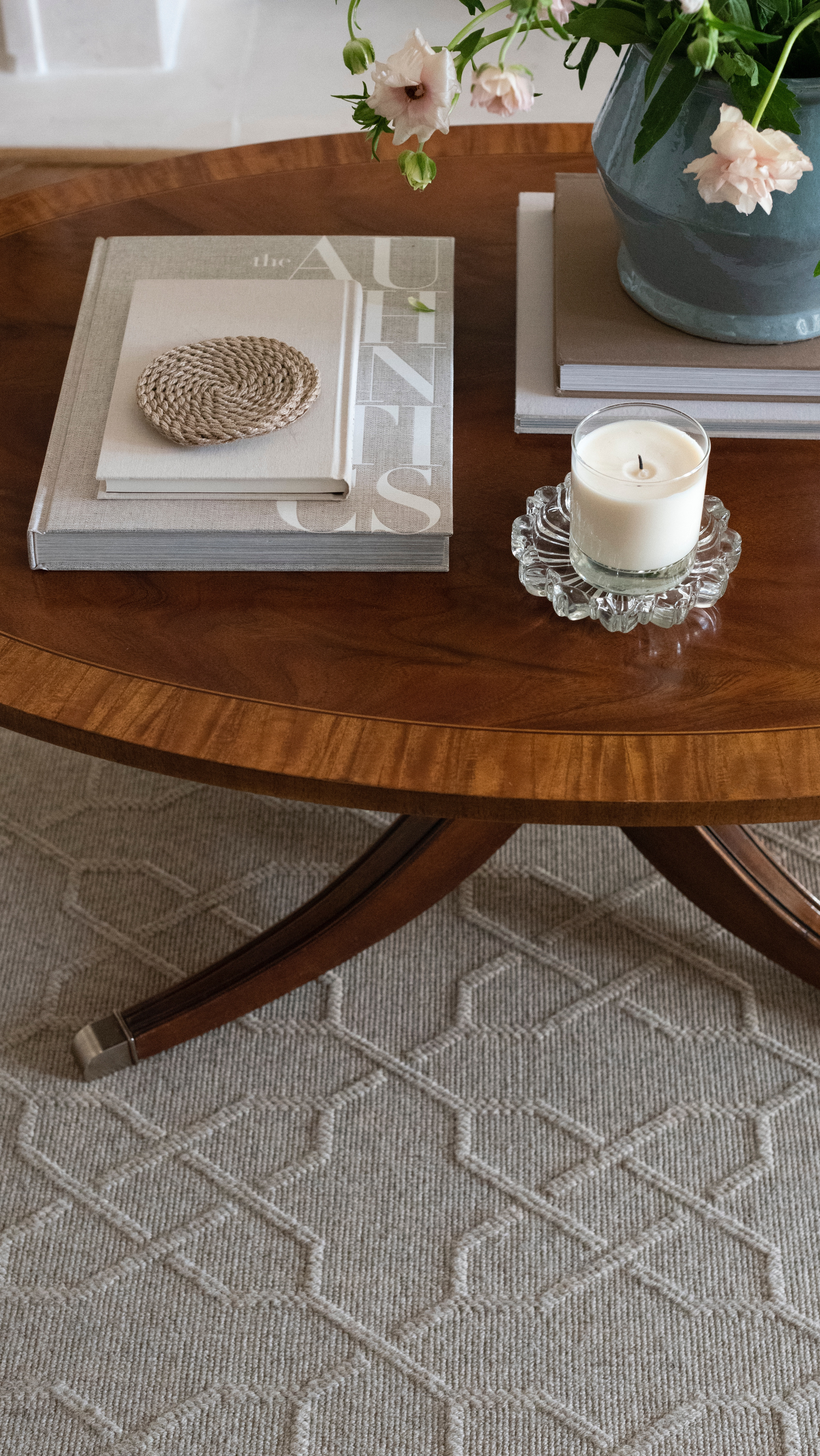 How to style an oval coffee table for spring… 

#LTKSeasonal #LTKHome #LTKWatchNow