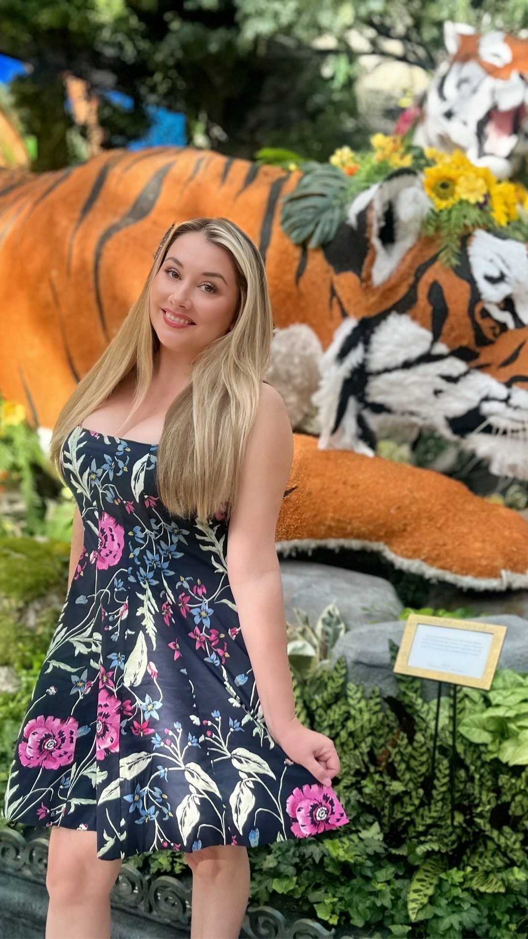 The perfect a line dress with stretch and pockets. I’m size 8 wearing a large but should have got a medium.
Dress from Express on sale now! Under $25! #summerdress #vacationvibes