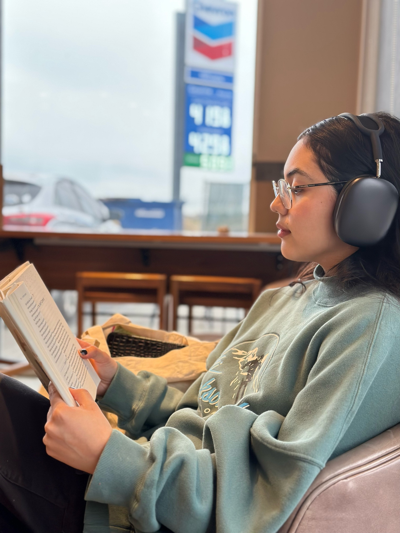 🌧️ Chunky sweater my favorites for rainy weather 🌧️
— cheaper when it’s off season, wearing old A&F sweater linked similar 
Follow me @jetlaggedjury for more 🔗

| sweater | coffee shop | off season | 



#LTKtravel #LTKFestival #LTKstyletip