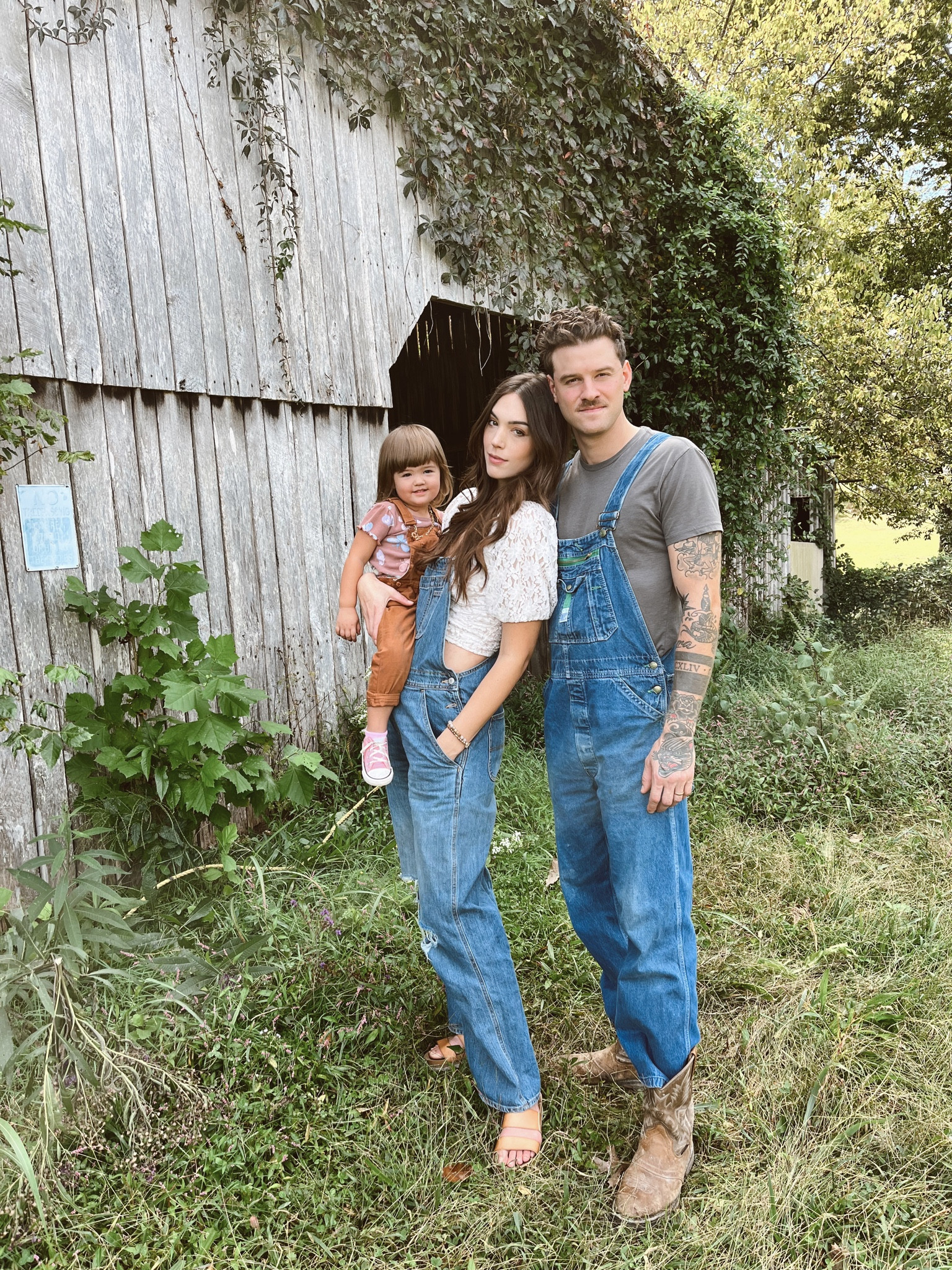 Pregnant farmer chic  