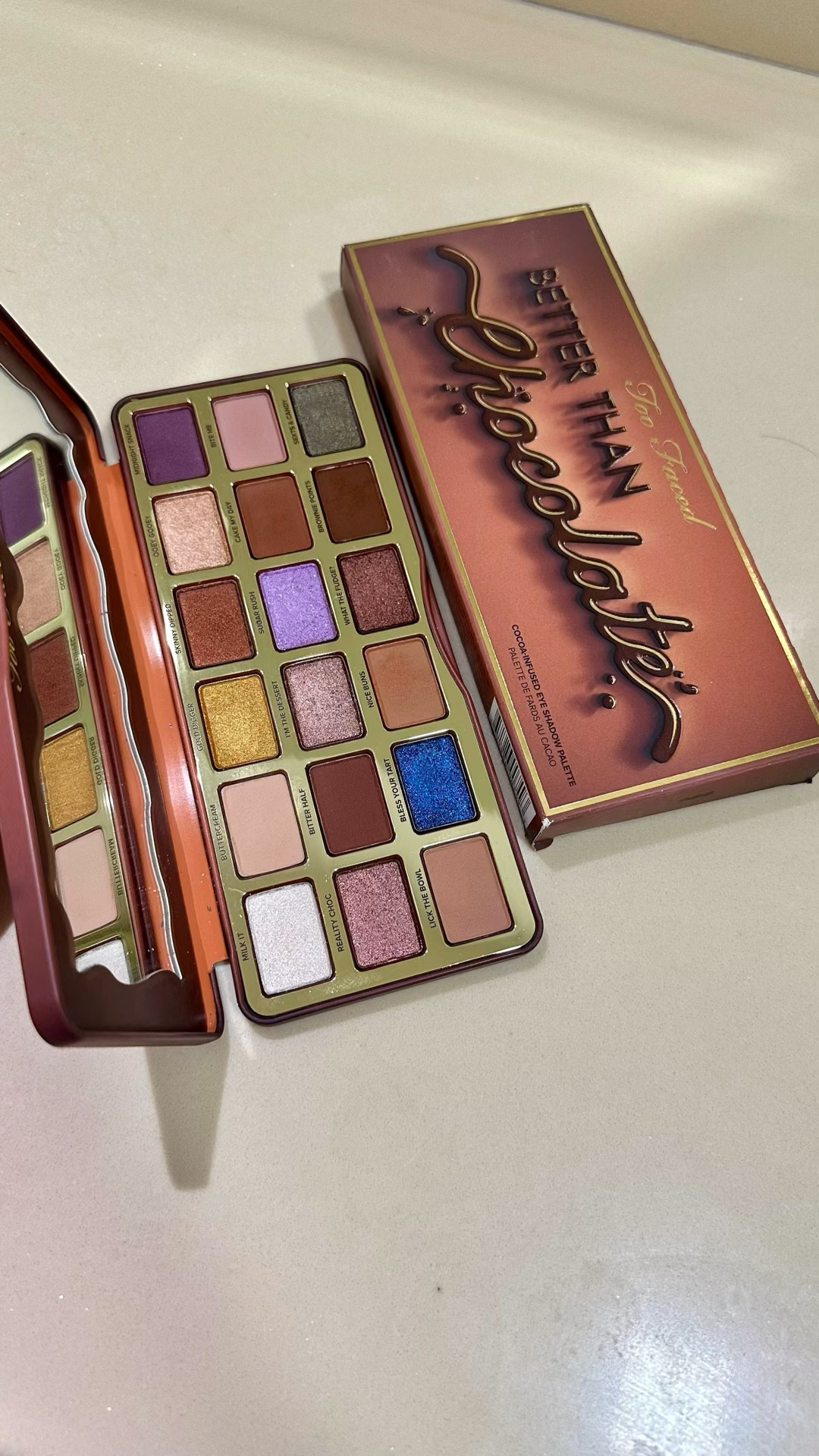Faltam poucos dias pra Páscoa então já pode entrar na temática chocolate né? A too faced tem uma coleção INCRÍVEL na temática e ainda tem CHEIRINHO de chocolate. As cores da paleta são super neutras e usáveis em todo tipo de maquiagem das mais básicas as mais ousadas.


#toofaced #betterthanchocolate #chocolate #pascoa #paletadesombras #maquiagem 



#LTKVideo #LTKbrasil #LTKbeauty