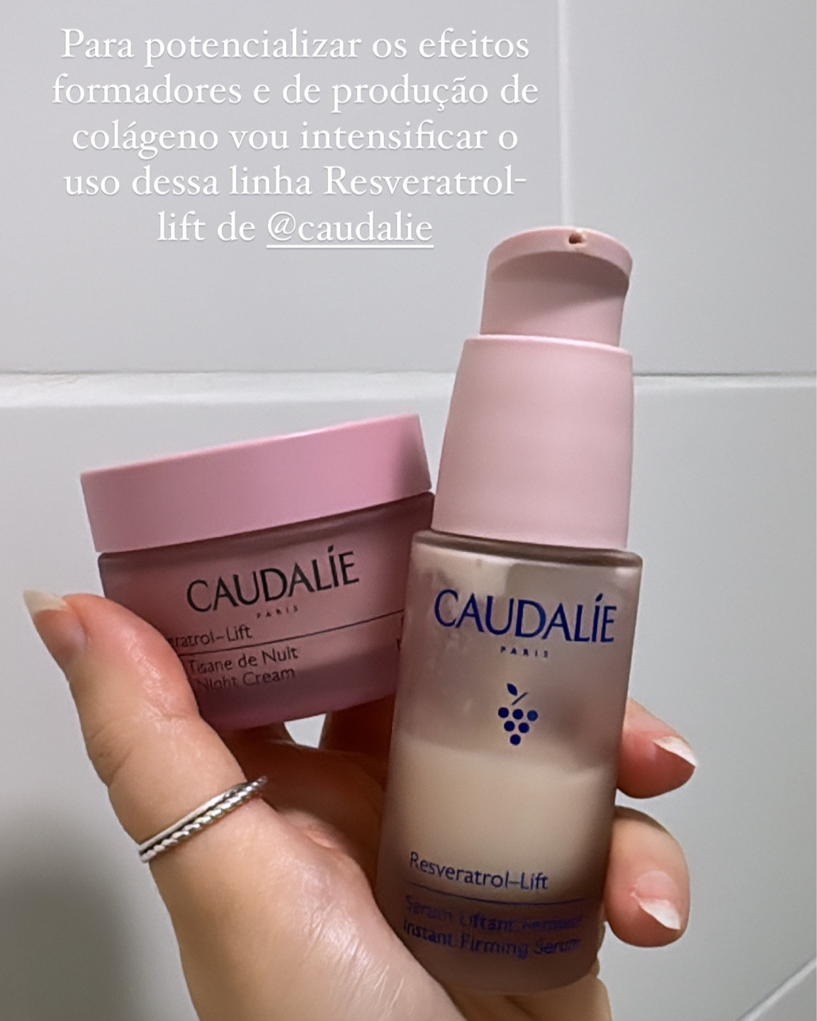Potencializando o estímulo de colágeno e a firmeza da pele com esses produtos da linha Resveratrol-Lift, minha linha favorita de Caudalie e que estão com 25% off até dia 18/03!! 

O sérum anti-idade firma visivelmente a pele com efeito lifting para suavizar a aparência das rugas. Formulado com a patente exclusiva da Caudalie com Resveratrol, Ácido Hialurônico e Colágeno Vegano 1, é 3x mais eficaz do que o Retinol para firmar a pele. Sua composição eficaz rejuvenesce a pele sem causar sensibilidade. Adequado para todos os tipos de pele.

O creme firmador e nutritivo visivelmente firma e redefine o contorno facial ao longo da noite. Formulado com a patente exclusiva da Caudalie que combina Resveratrol, Ácido Hialurônico e Colágeno Vegano 1 (o mesmo encontrado em 80% das nossas células), sua textura rica e sedosa faz com que a pele acorde suave e hidratada pela manhã. Não comedogênico e apropriado para todos os tipos de pele.

#LTKbeauty #LTKbrasil #LTKsalealert