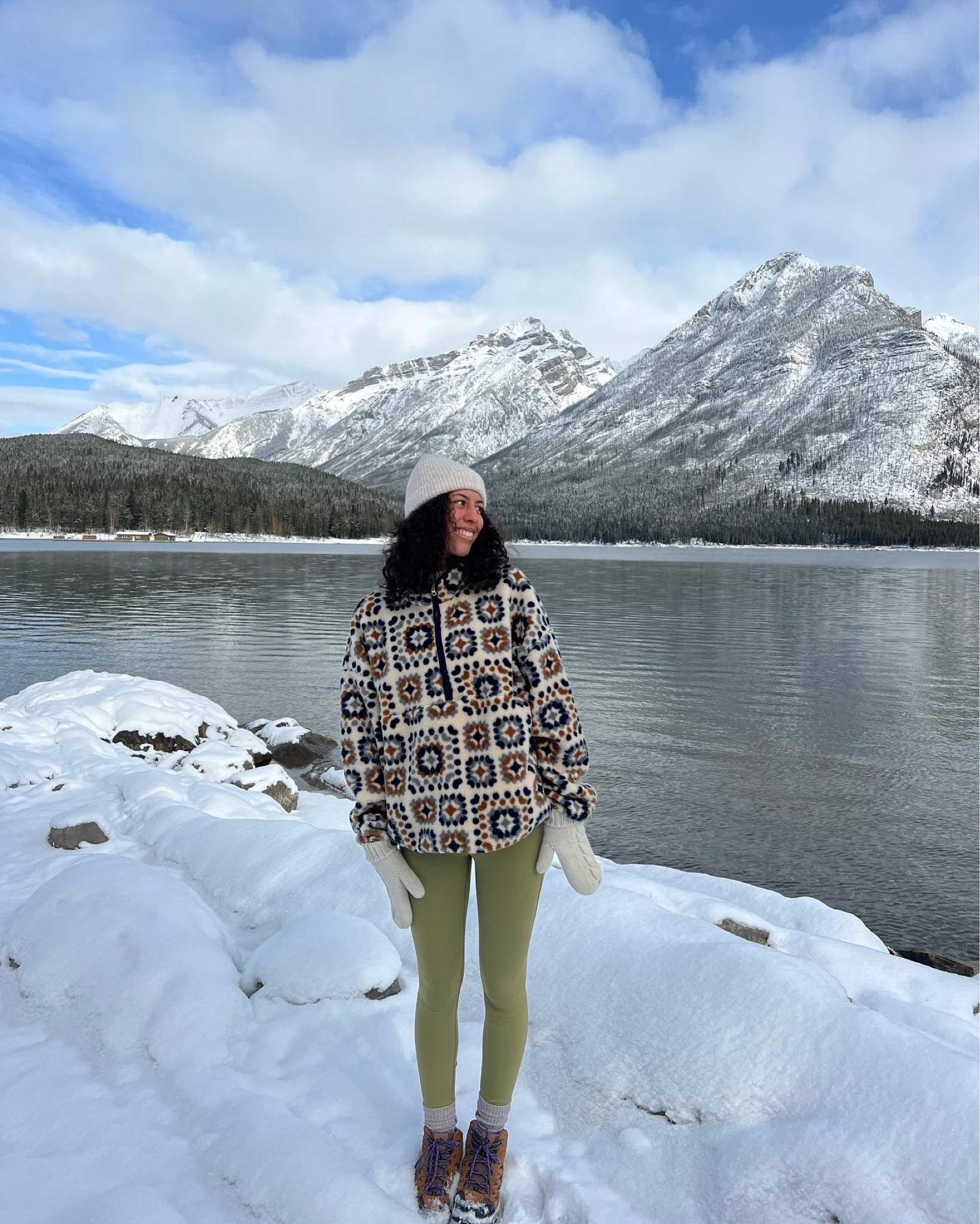 I drank at least 2 hot chocolates a day this week ☕️🇨🇦

pattern fleece: urban outfitters 
green leggings: lululemon 
Knit mittens: Canada
Beanie: urban outfitters
Hiking boots: Columbia 