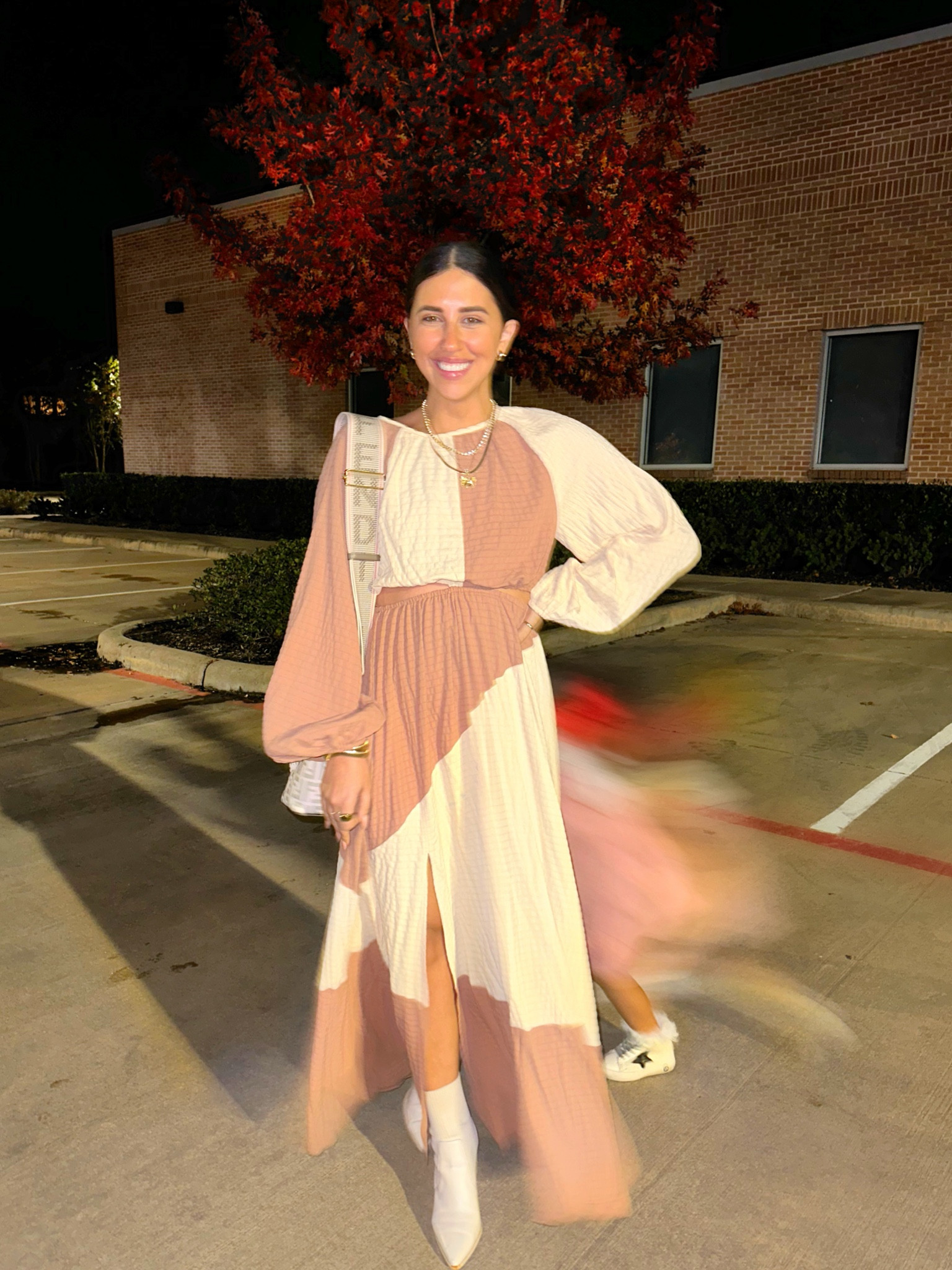 I LOVED this dress. Had a ton of compliments and felt good in it. The waist is elastic and the back is open. I’m ngl I did almost trip over it and since the back is open I almost flashed everyone haha thankfully that didn’t happen but phew. Anyways stunning dress!