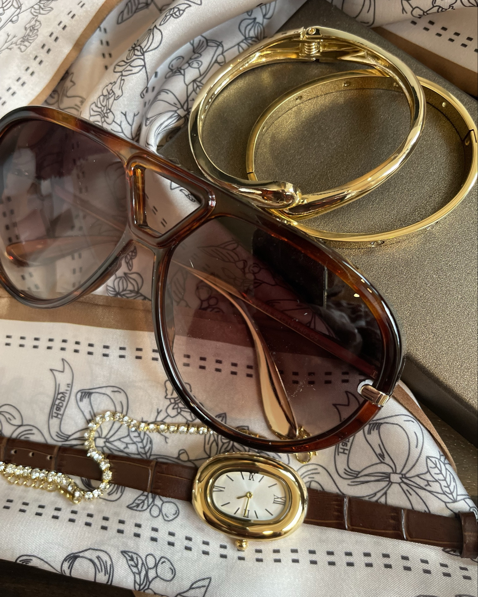 Looking for trending oversized sunglasses? These are so good! Gold bows & comfy fit. Under $20! Pair sunglasses with a neck scarf for an elegant look. 


affordable style, amazon fashion, sunglasses, gold watch, gold bracelets, neck scarf, mom outfit, affordable accessories, gift guide for her

#LTKGiftGuide #LTKOver40 #LTKWorkwear