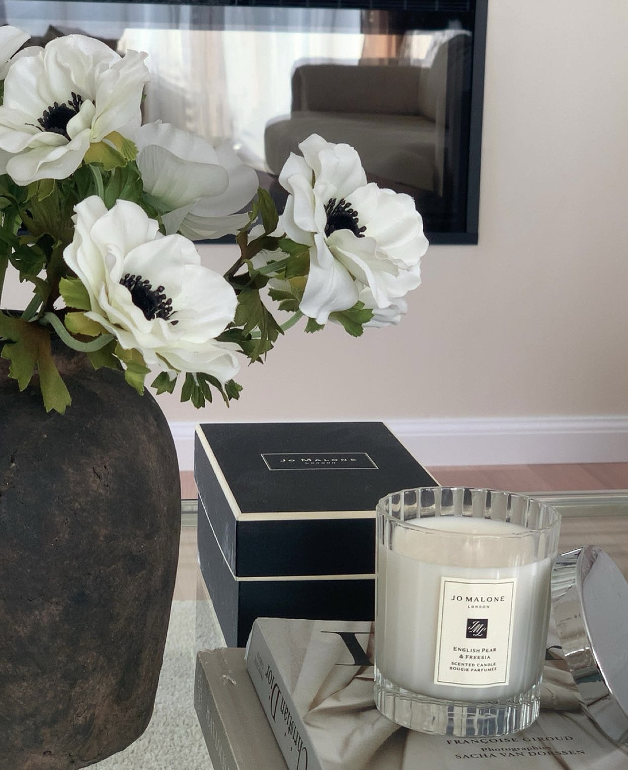Décoration table basse .
J’ai trouvé de jolies fleurs artificielles avec un jolie réalisme 🤩
Il y a une promo en ce moment, je vous partage tout ça en stories prochainement 
.
.
#zarahomedecor #zarahome #jomalone #jomalonelondon #coffeetabledecor #decoration #accesoiresdeco #fireplace #organicmodern #organicdecor #fleurartificielle #amazonhome #amazonhomedecor #aesthetics #neutralhome #neutralhomedecor #neutraldecor