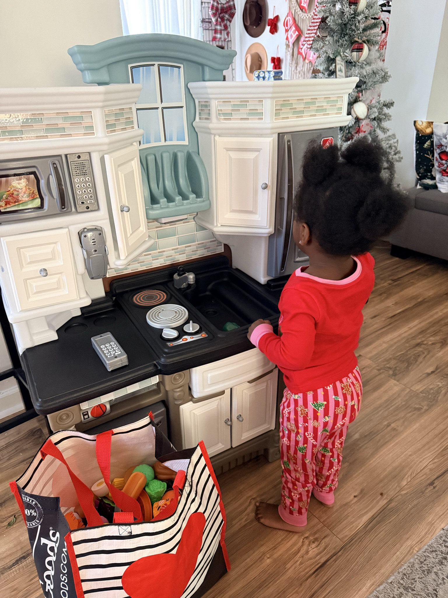 Toddlers LOVE play kitchens 🍳✨
It’s one of those toys that keeps them busy for HOURS — pretend cooking, cleaning, and playing chef while building imagination and independence.
I linked our favorite play kitchen and accessories on LTK because it’s truly a toddler must-have!

#toddlerfavorites #playkitchen #pretendplay #learningthroughplay #toddlerlife #kidstoys #LTKkids #LTKhome #LTKfinds #LTKsale #shoppingfavorites #onlineshopping #parentapproved #ShoppingWithPriiincesss #Atlantamom #AtlantaCreator #Atlantacontentcreators

#LTKHoliday #LTKSaleAlert #LTKGiftGuide