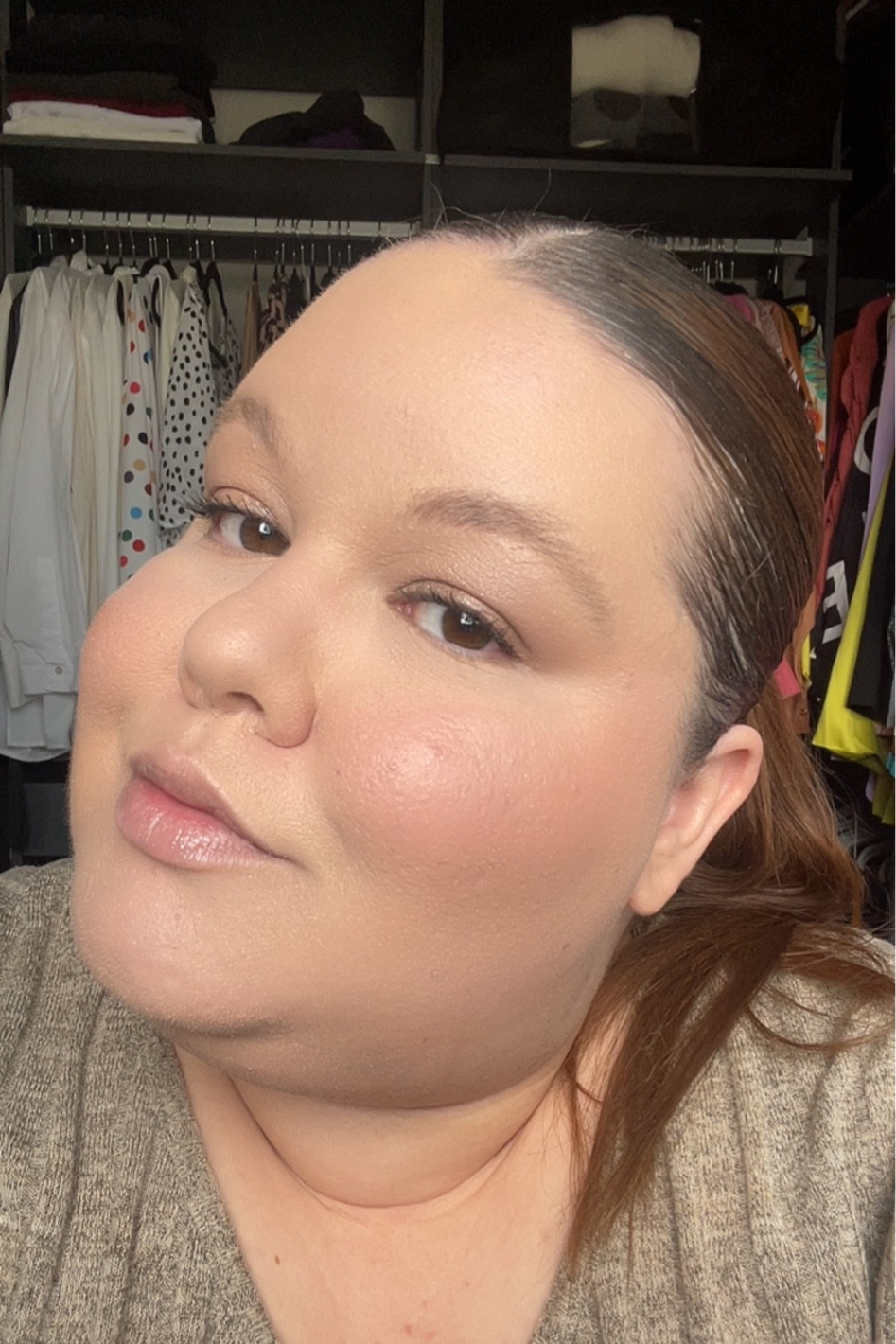 Aquela pele iluminada e natural? Ao estilo acordei assim! 

Ultimamente é a pele que mais tenho amado e ela tem um segredo: misturar iluminador corporal e óleo na base, mas não é qualquer um! 

O segredo é exatamente o iluminador natura una e o óleo nuxe com brilho! É muito brilho? Sim! Mas fica belíssimo!! 

#maquiagem #pele #peleluminosa #truque #dica #LTKBrazil #TeoriaNaPratica2LTK


#LTKbrasil #LTKbeauty #LTKxSephora