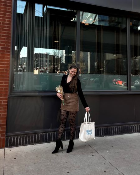 saturday with sézane 🖤

sezane, chicago events, patterned tights, floral tights, suede skirt, blank nyc, heeled booties, Chicago style, fall outfit, winter outfit, v neck sweater, lace sweater

#LTKfindsunder50 #LTKshoecrush #LTKfindsunder100