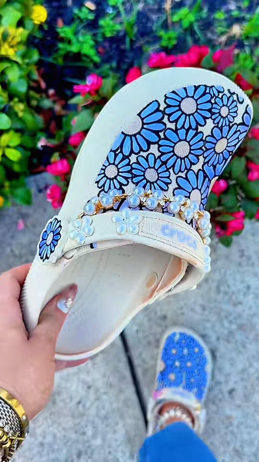 The crocs crafted clogs with daisy embroidery are stunning!! #crocs #crocsclogs #crocsfloral #floralcrocs #ad @Crocs  

 #LTKootd #LTKWorkwear #LTKTravel