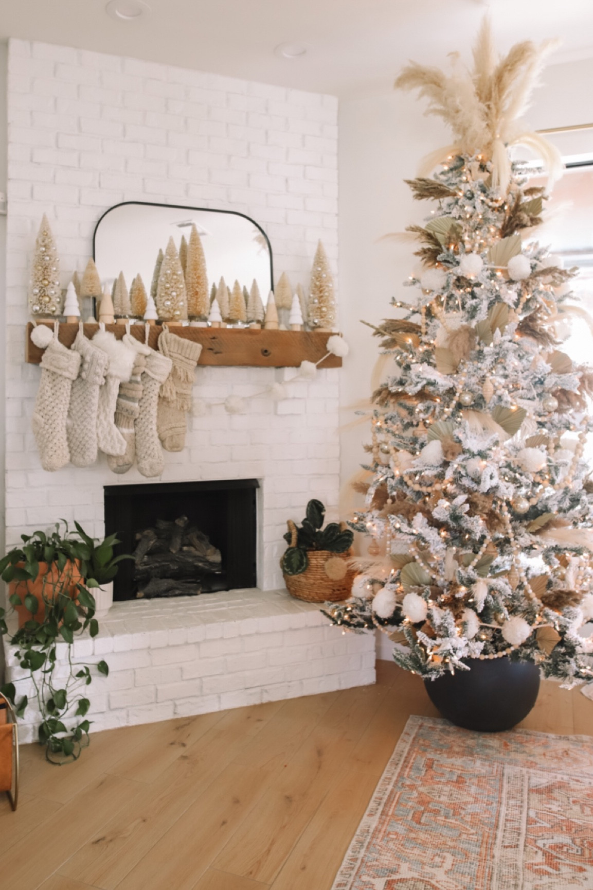 Neutral, boho Christmas decor 🫶🏼
Linking some of my latest finds for the tree and mantle!! 

#targethome #targetstyle #christmastree #christmasdecor #holidaystyle #bohotree #bohochristmas #bohohome


#LTKSeasonal #LTKHoliday #LTKhome